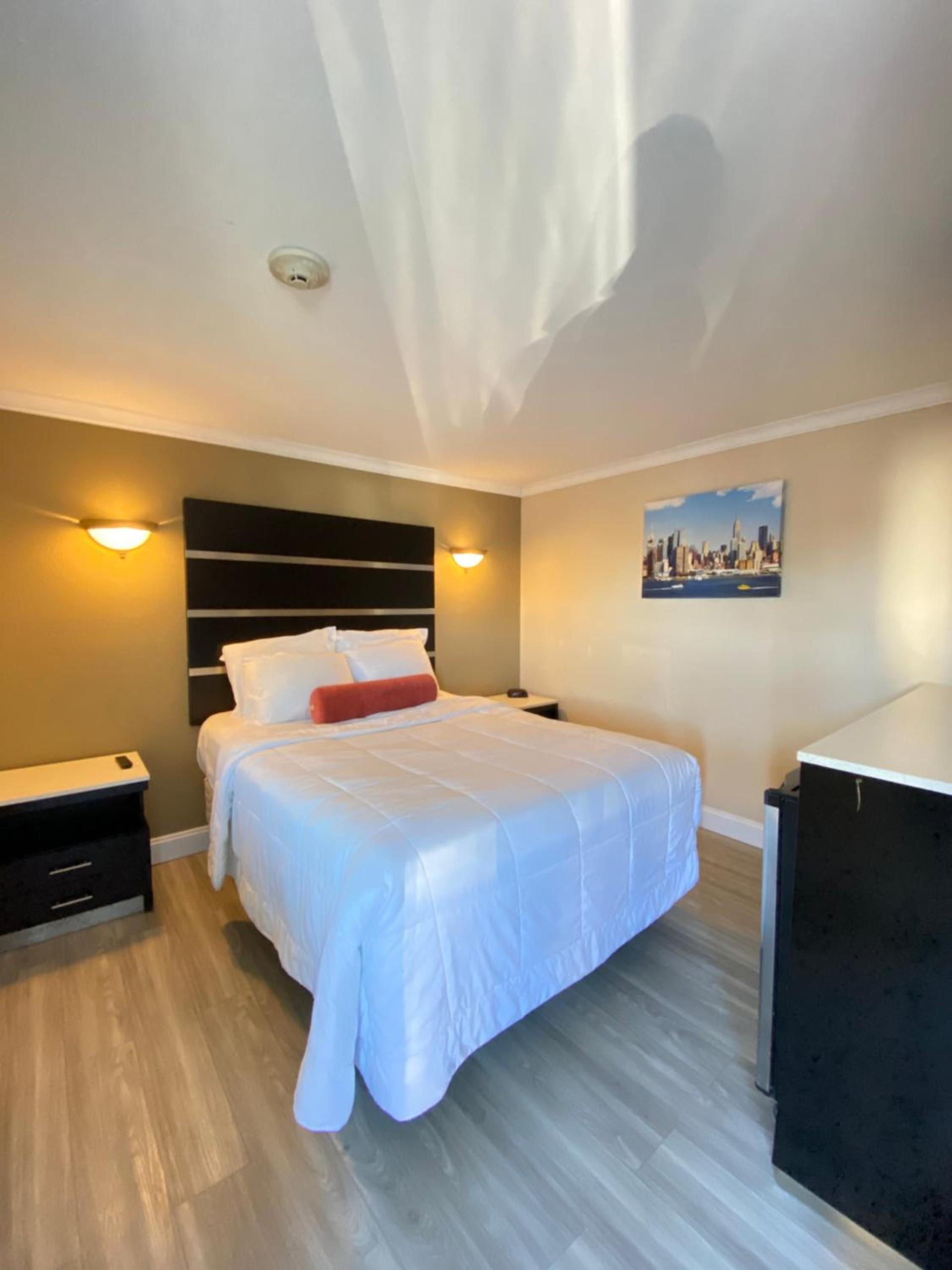 Relax Inn North Babylon photo 1