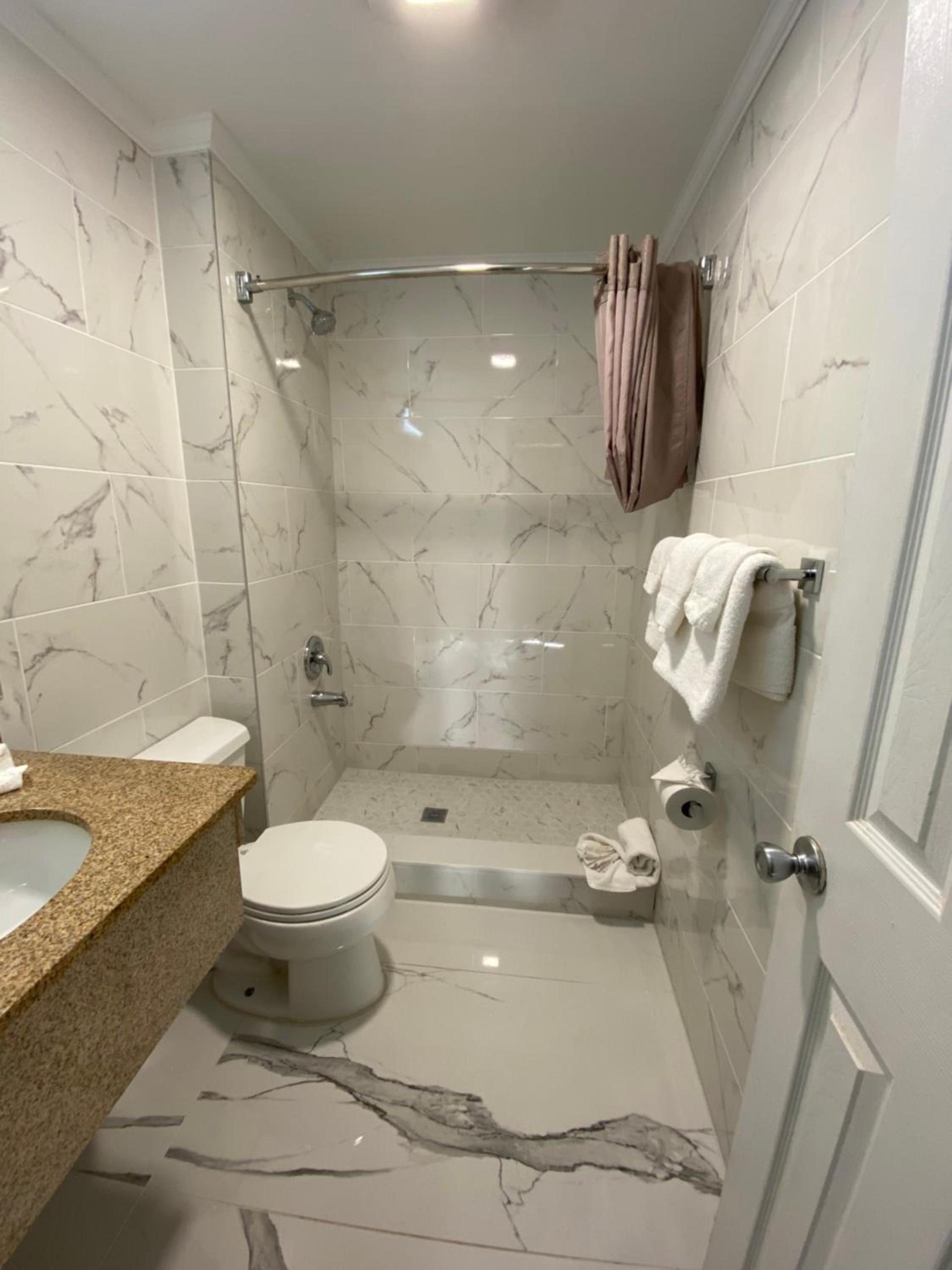 Relax Inn North Babylon photo 10