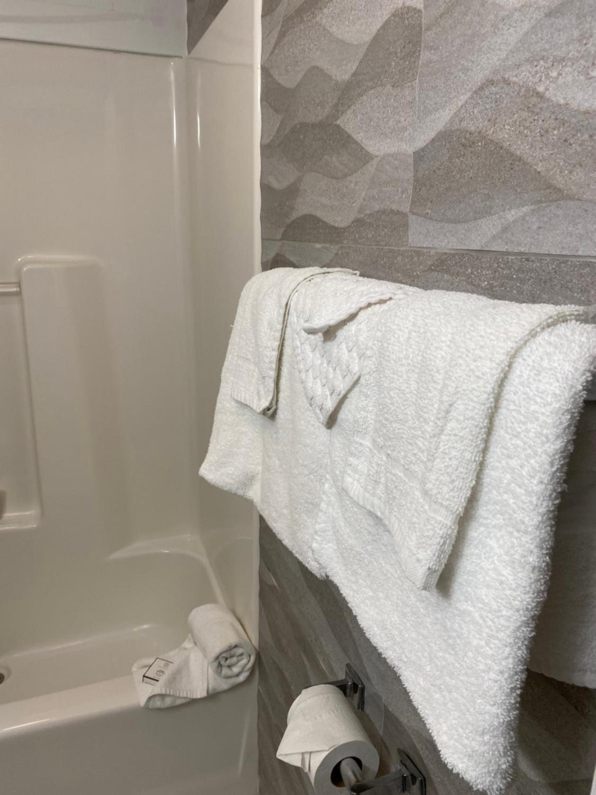 Relax Inn North Babylon photo 5