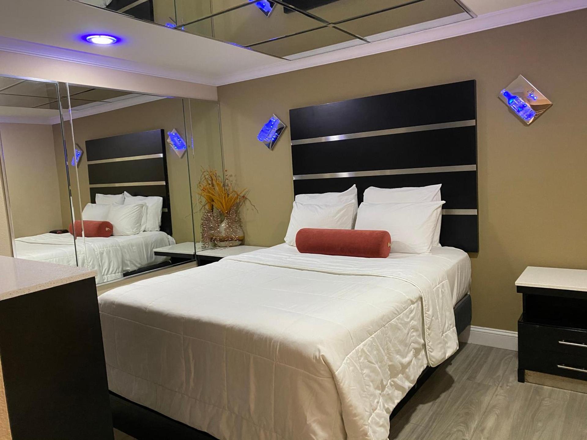 Relax Inn North Babylon photo 8