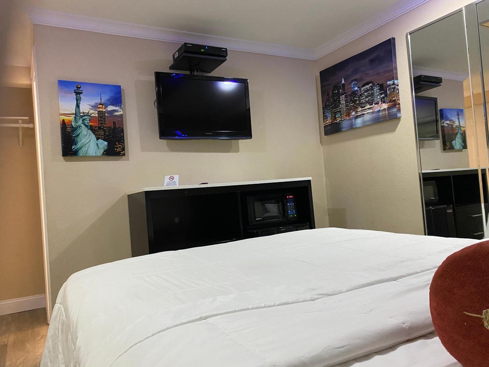 Relax Inn North Babylon photo 3