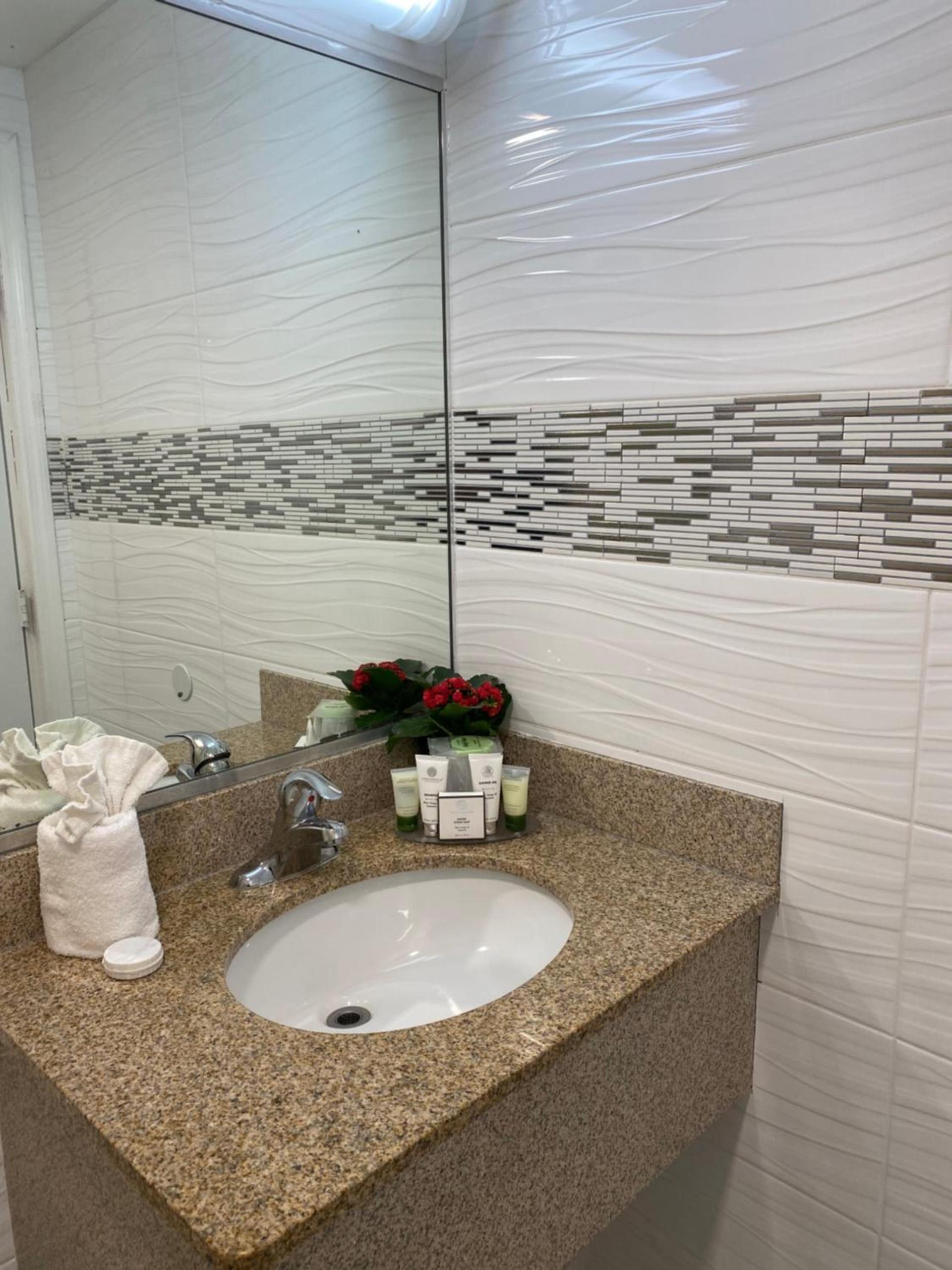 Relax Inn North Babylon photo 7
