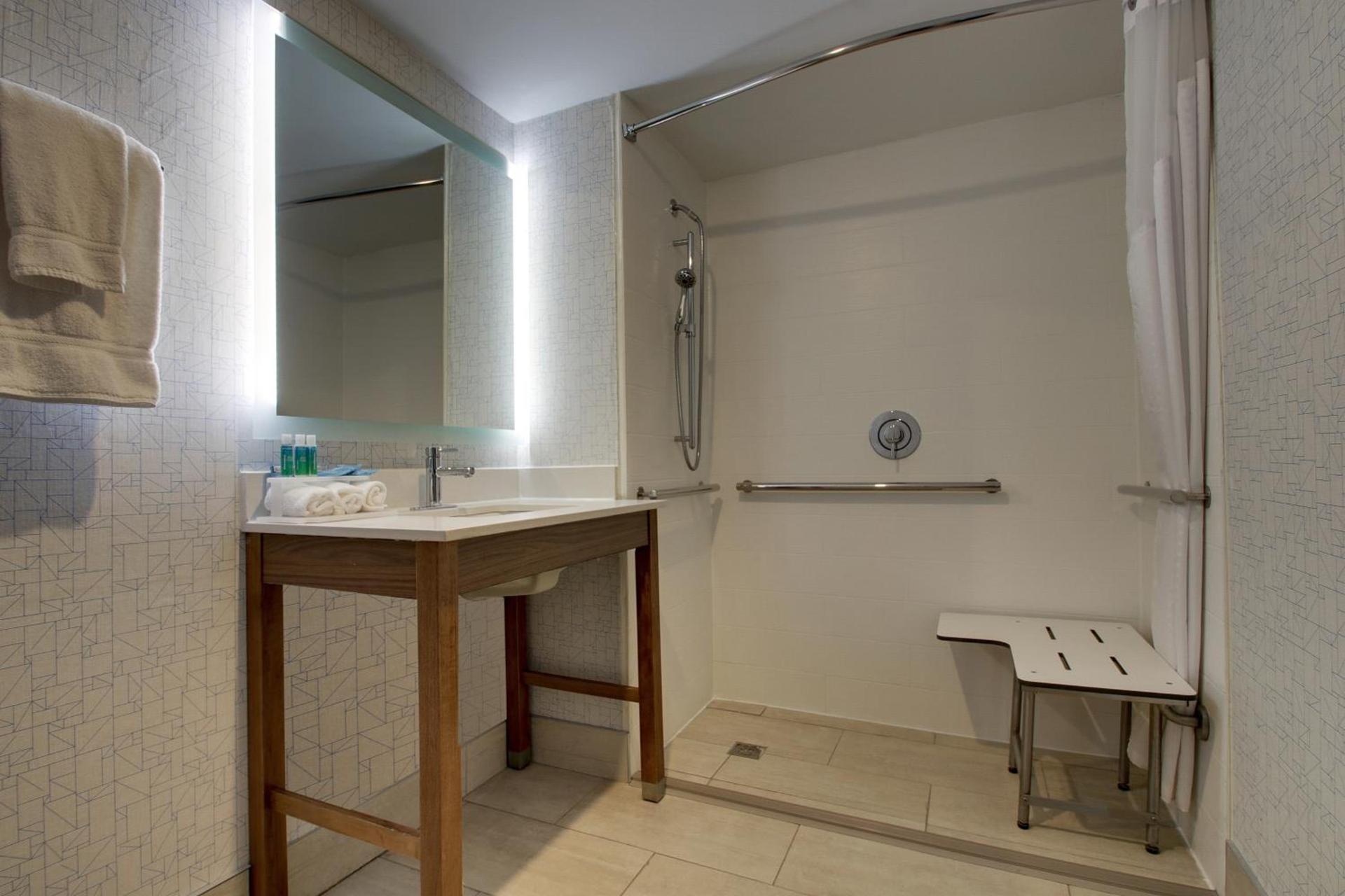 Holiday Inn Express & Suites Wapakoneta by IHG photo 5