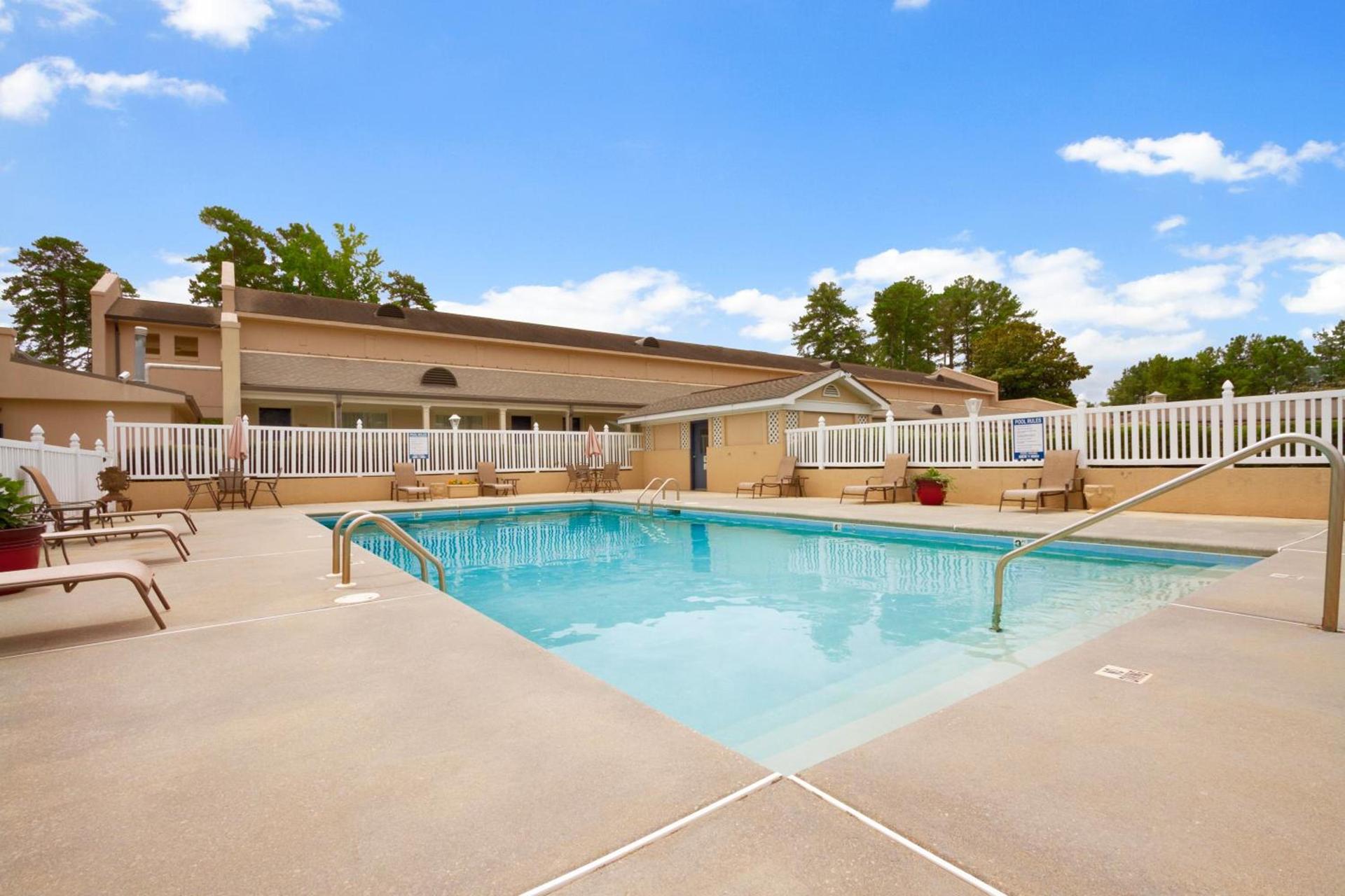 Days Inn by Wyndham Alexander City photo 12