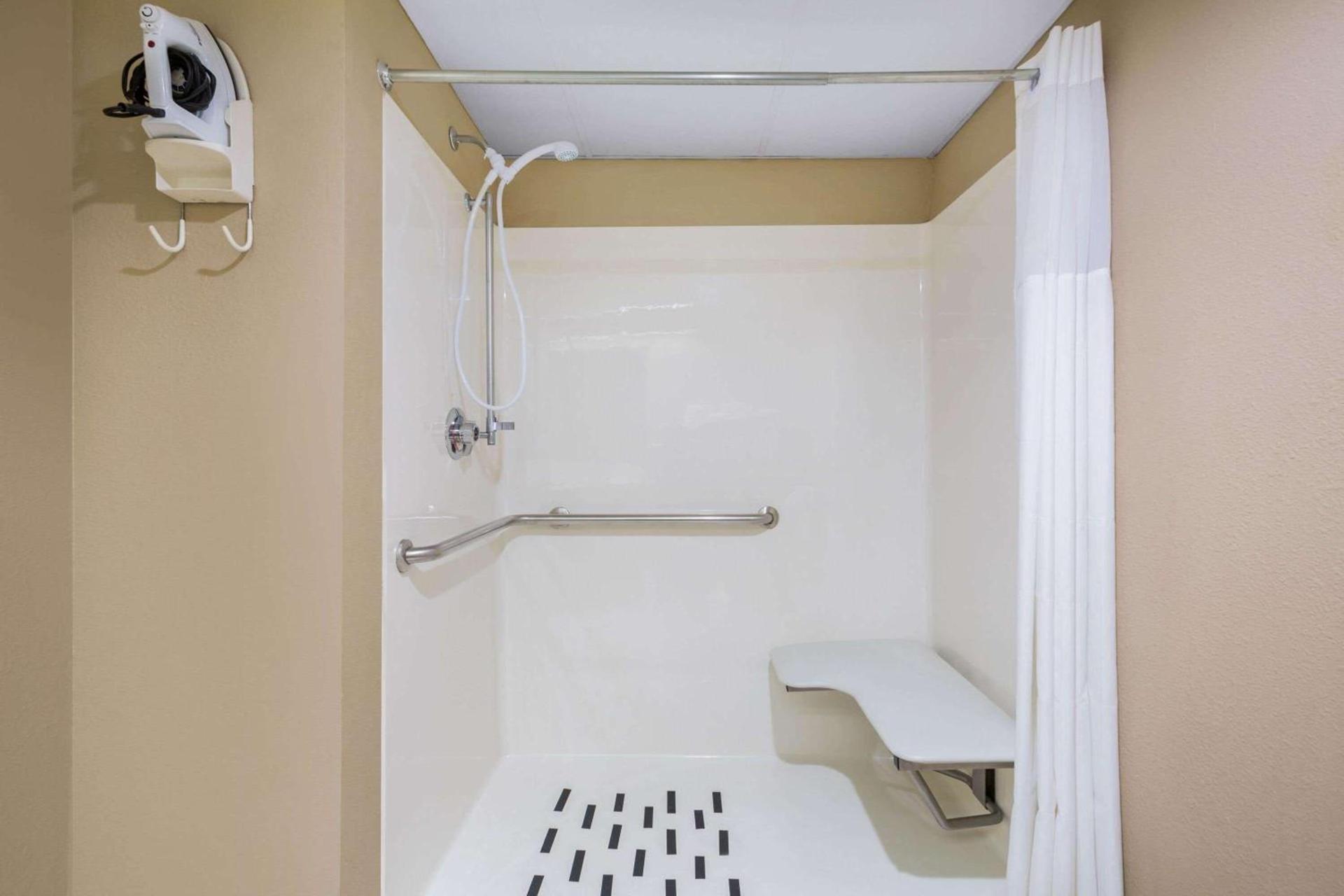 Days Inn & Suites by Wyndham Cuba photo 16