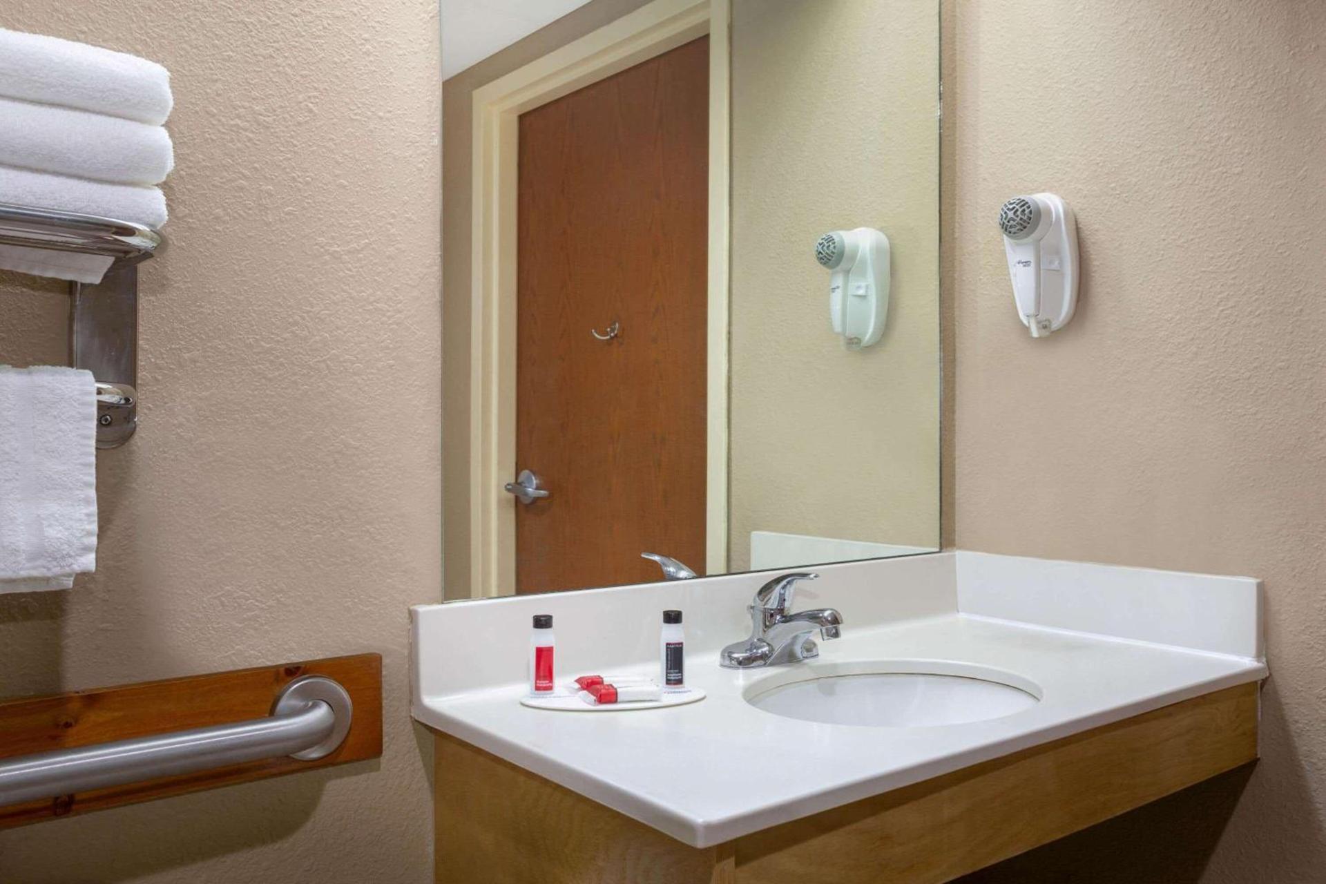 Days Inn & Suites by Wyndham Cuba photo 18