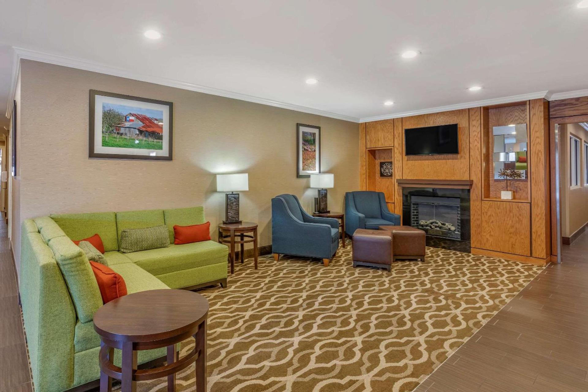 Comfort Inn & Suites North Dallas-Addison photo 3