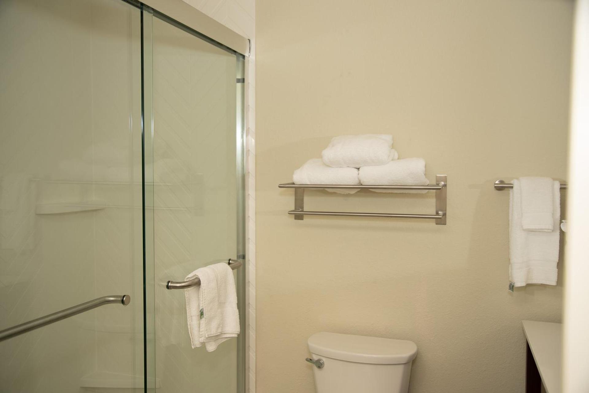 Holiday Inn & Suites - Fayetteville W-Fort Bragg Area by IHG photo 2