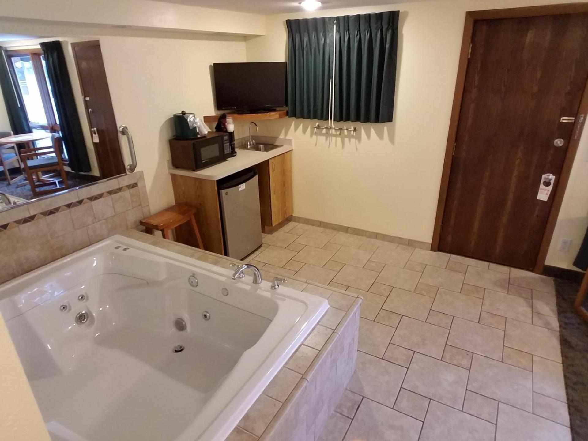 Black Hawk Motel & Suites photo 81