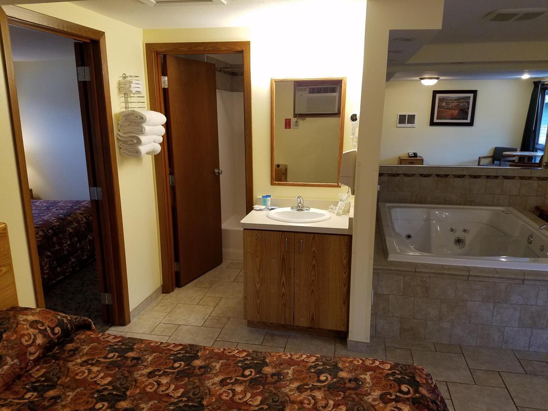 Black Hawk Motel & Suites photo 82