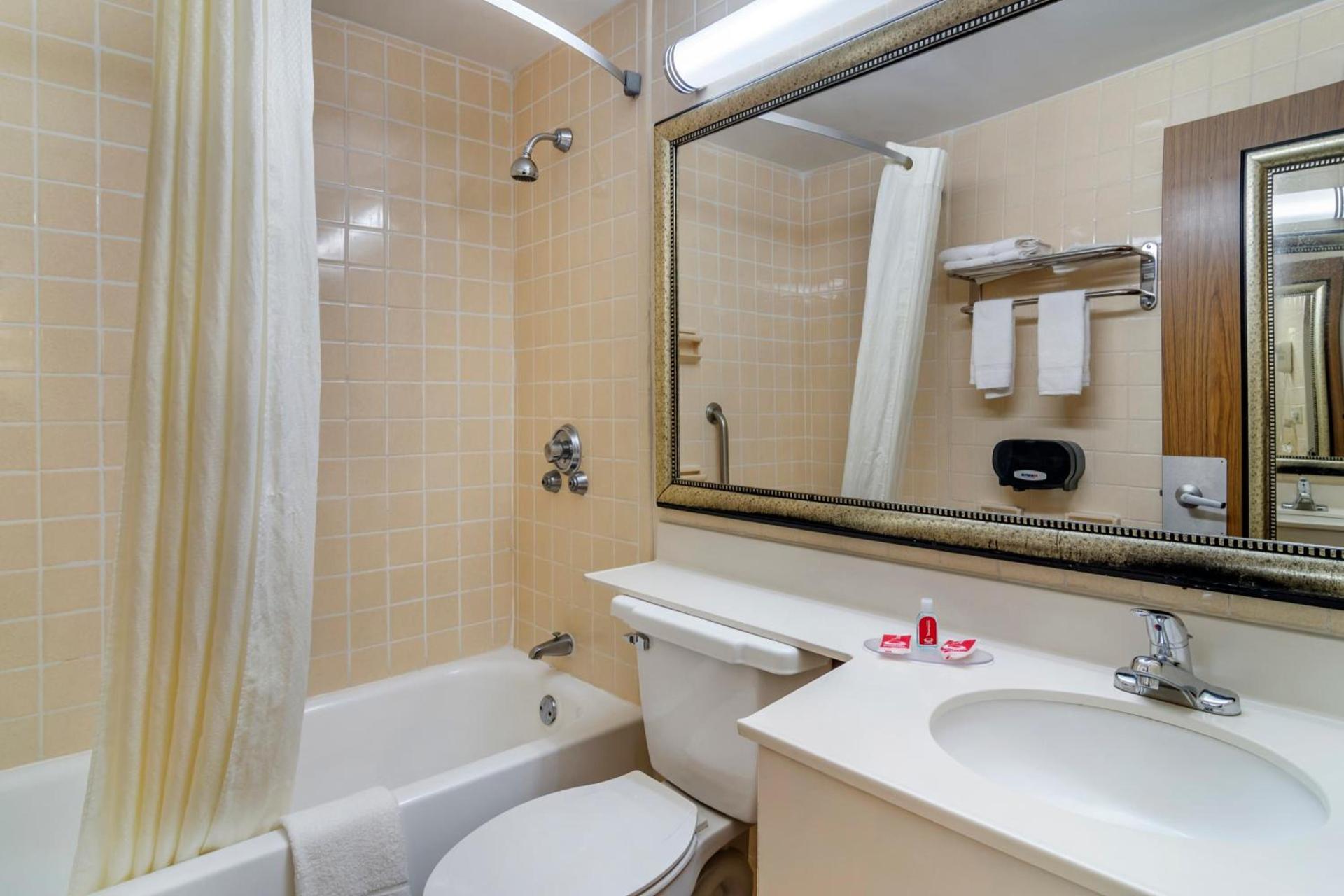 Perry Inn & Suites National Fairground I 75 photo 34