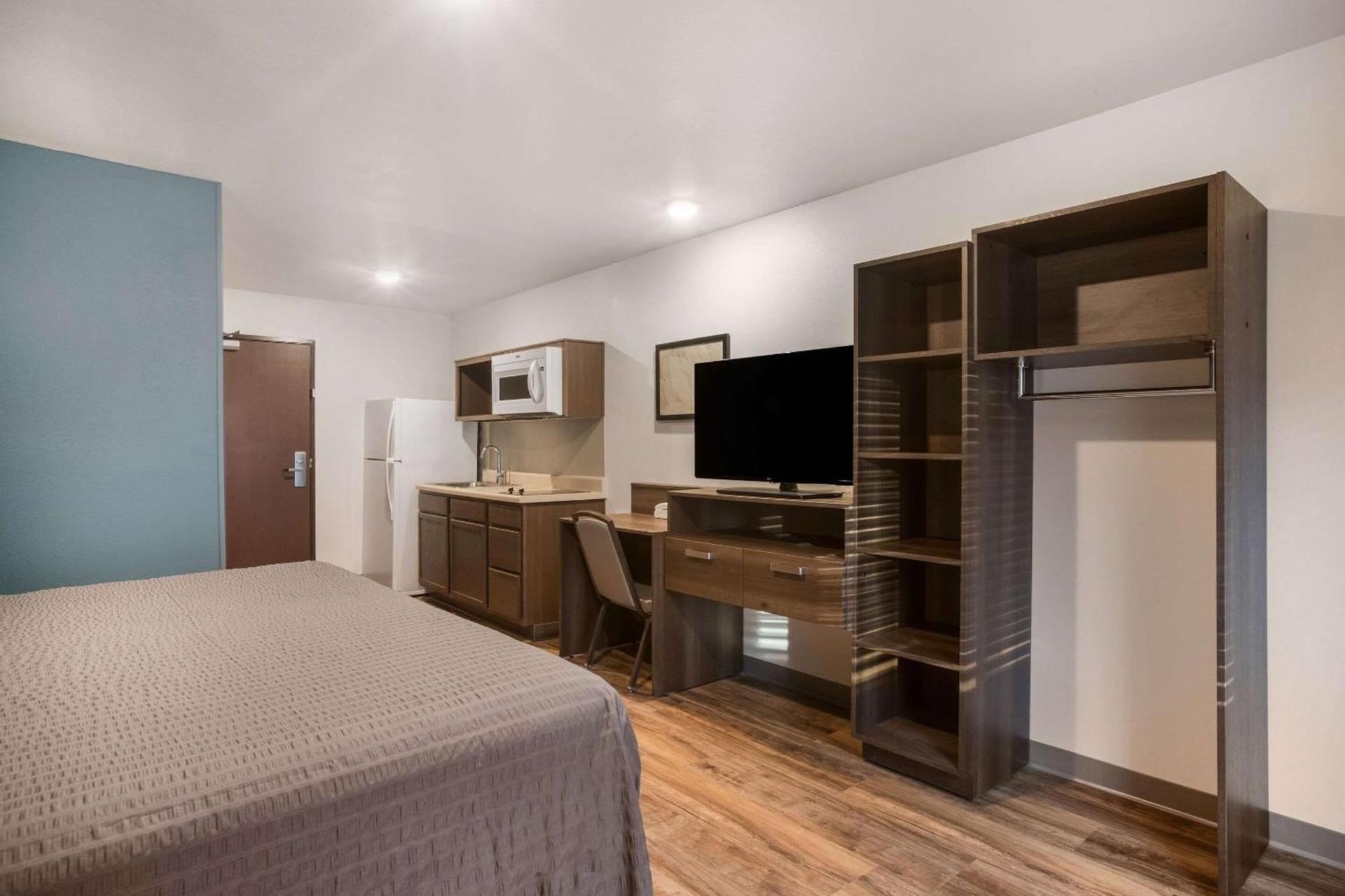 WoodSpring Suites Atlanta Newnan photo 17