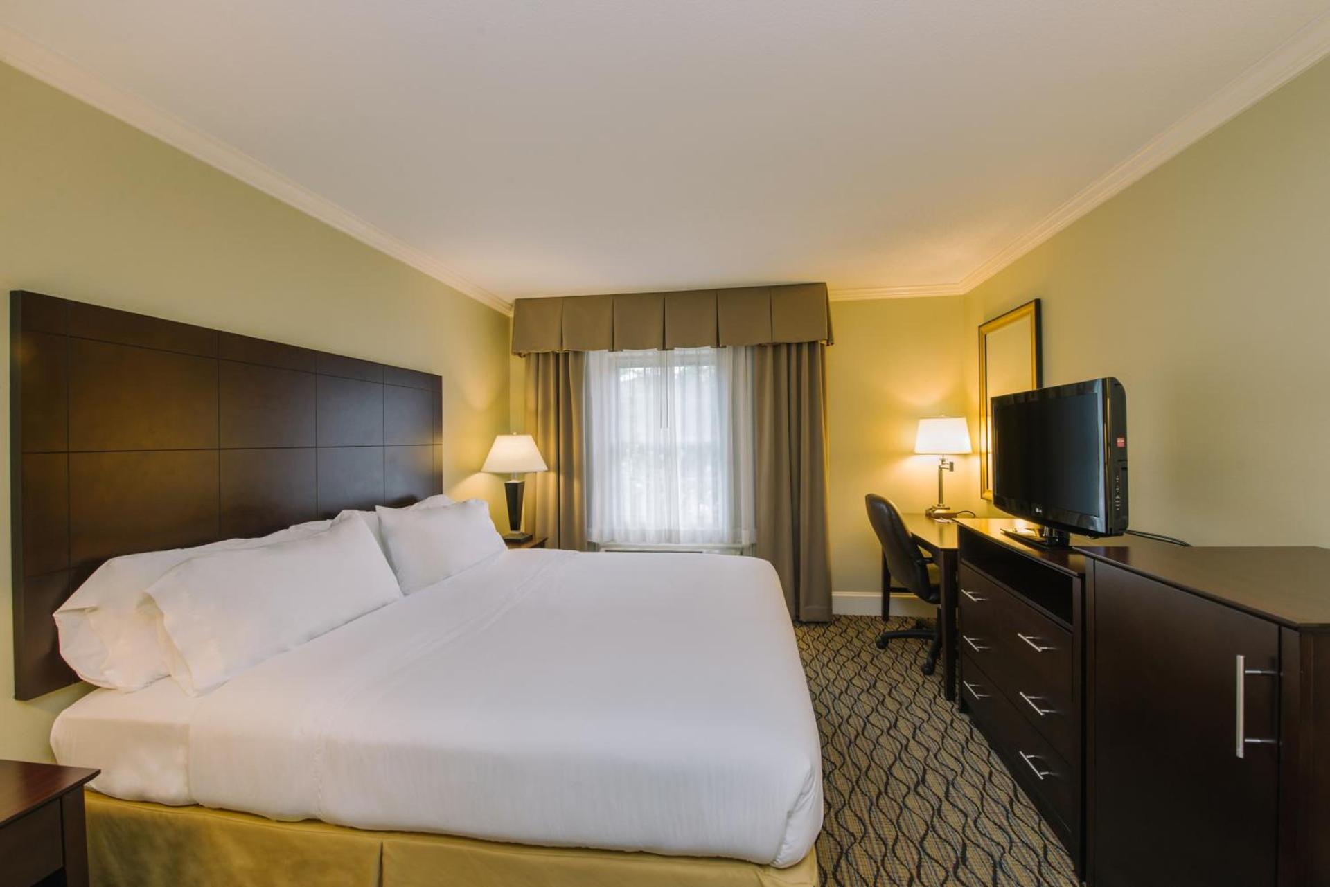 Holiday Inn Express and Suites Merrimack - Nashua by IHG photo 2