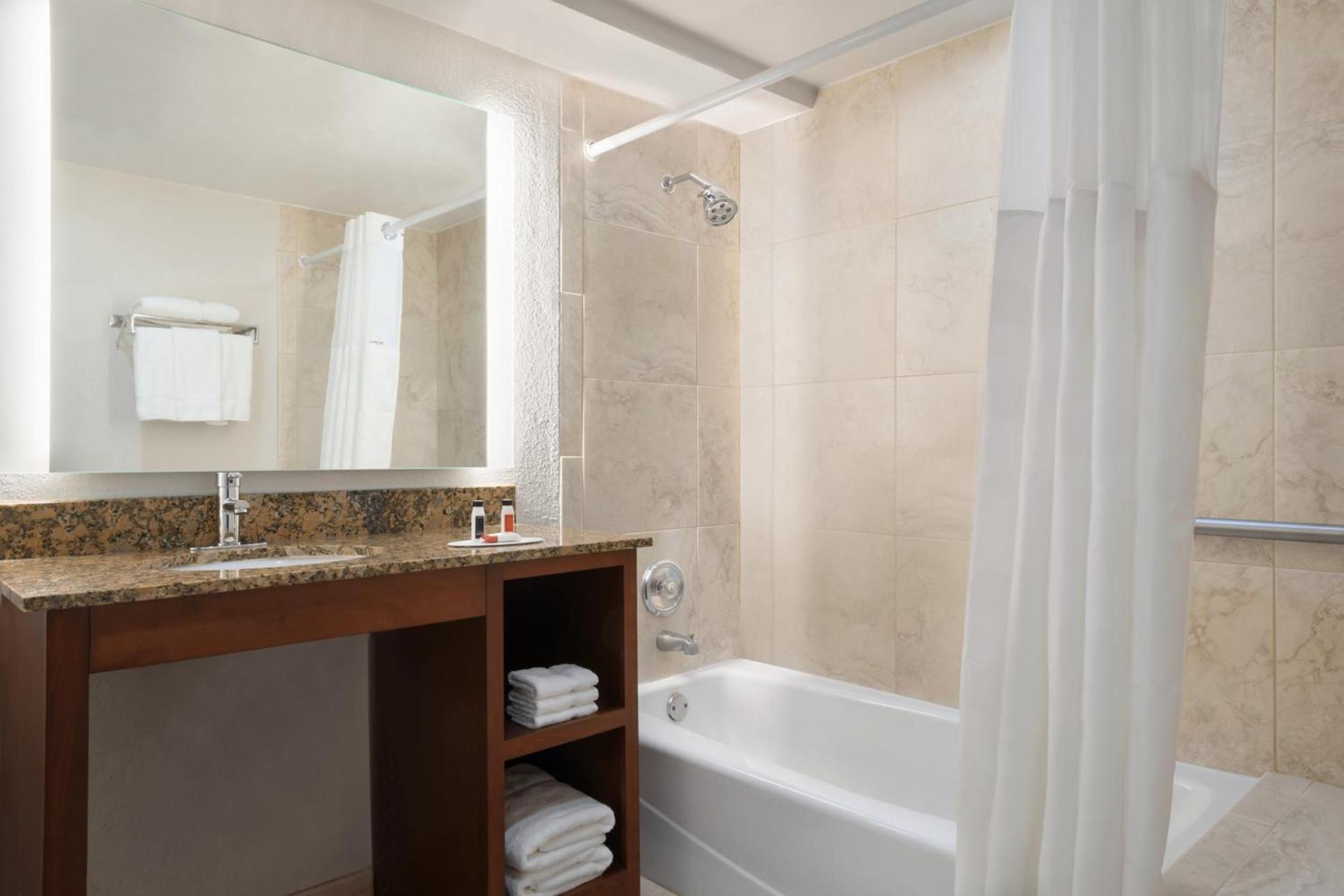 Wingate by Wyndham South Bend - Notre Dame photo 58