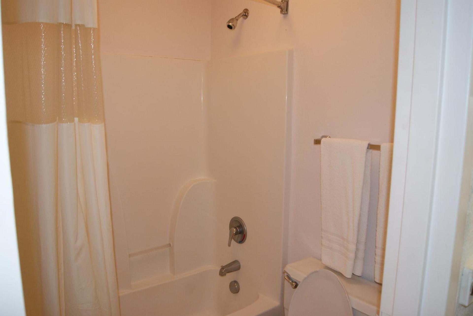 Days Inn by Wyndham Shelby photo 32