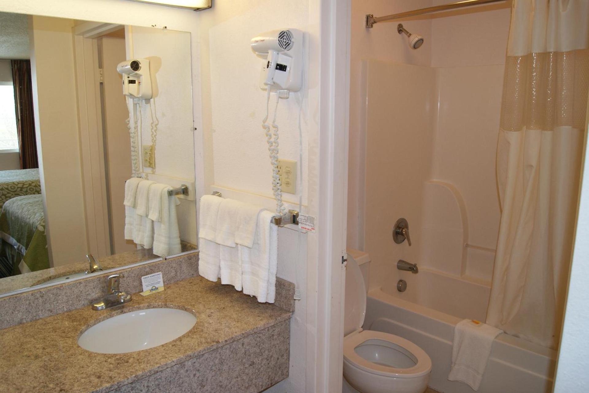 Days Inn by Wyndham Shelby photo 30