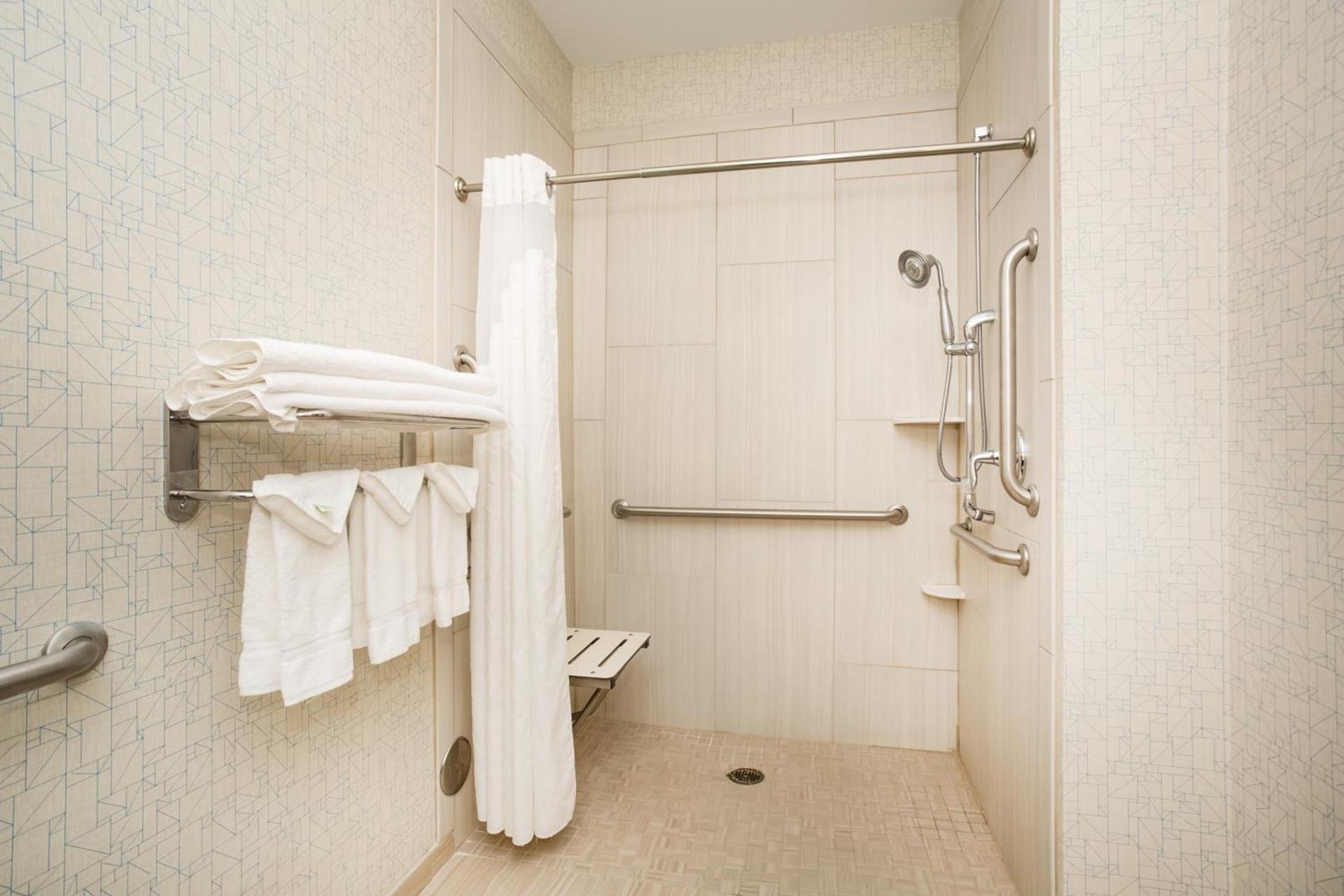 Holiday Inn Express & Suites Ft Collins by IHG photo 3