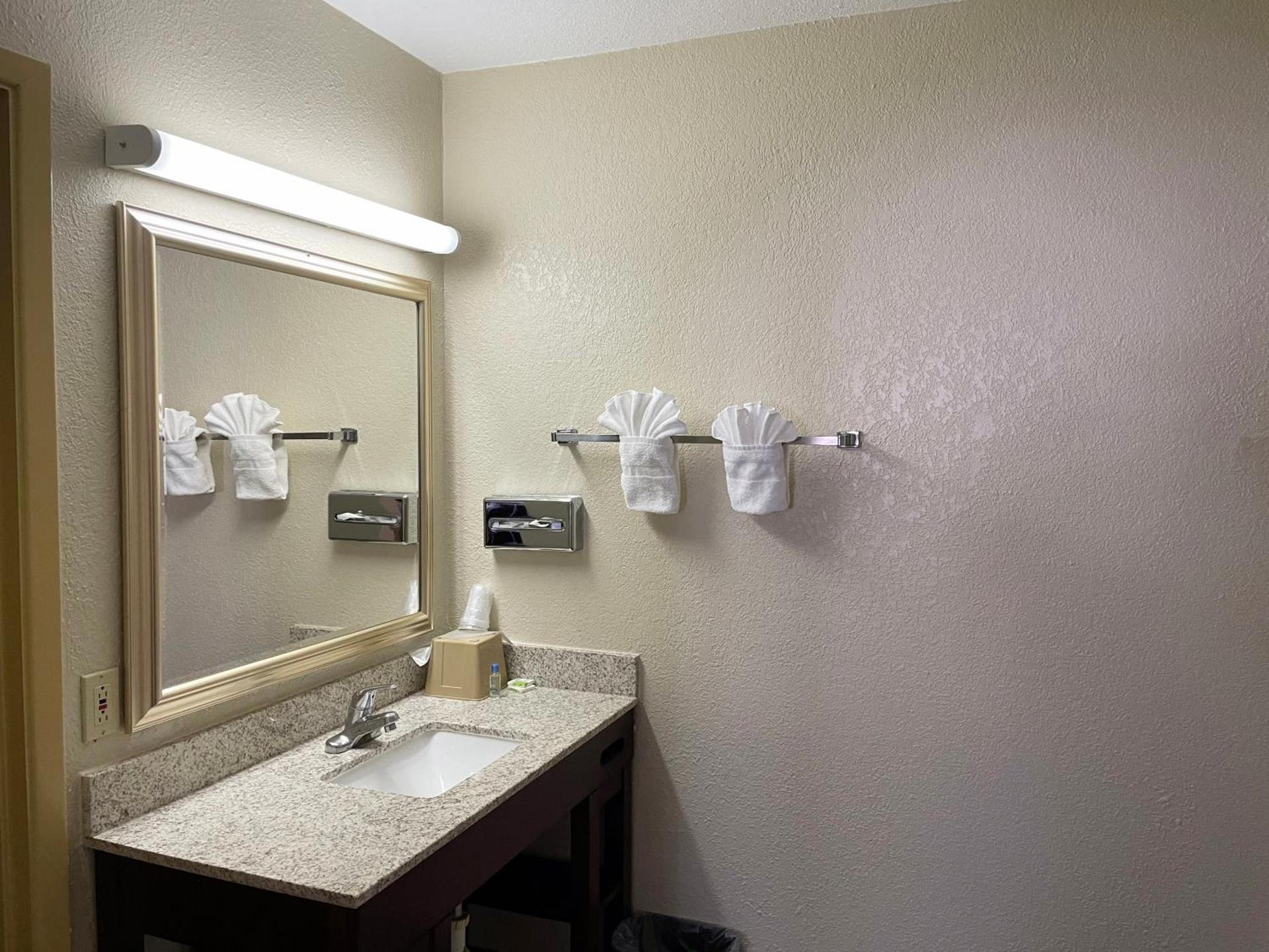 Great Western Inn & Suites photo 12