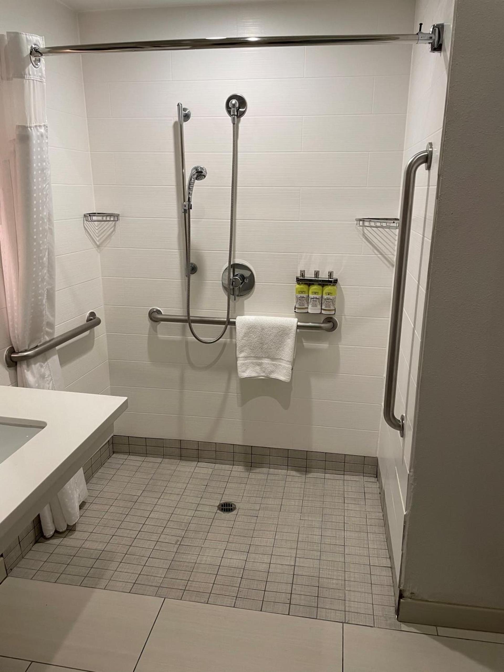 Holiday Inn Express & Suites Corona by IHG photo 9