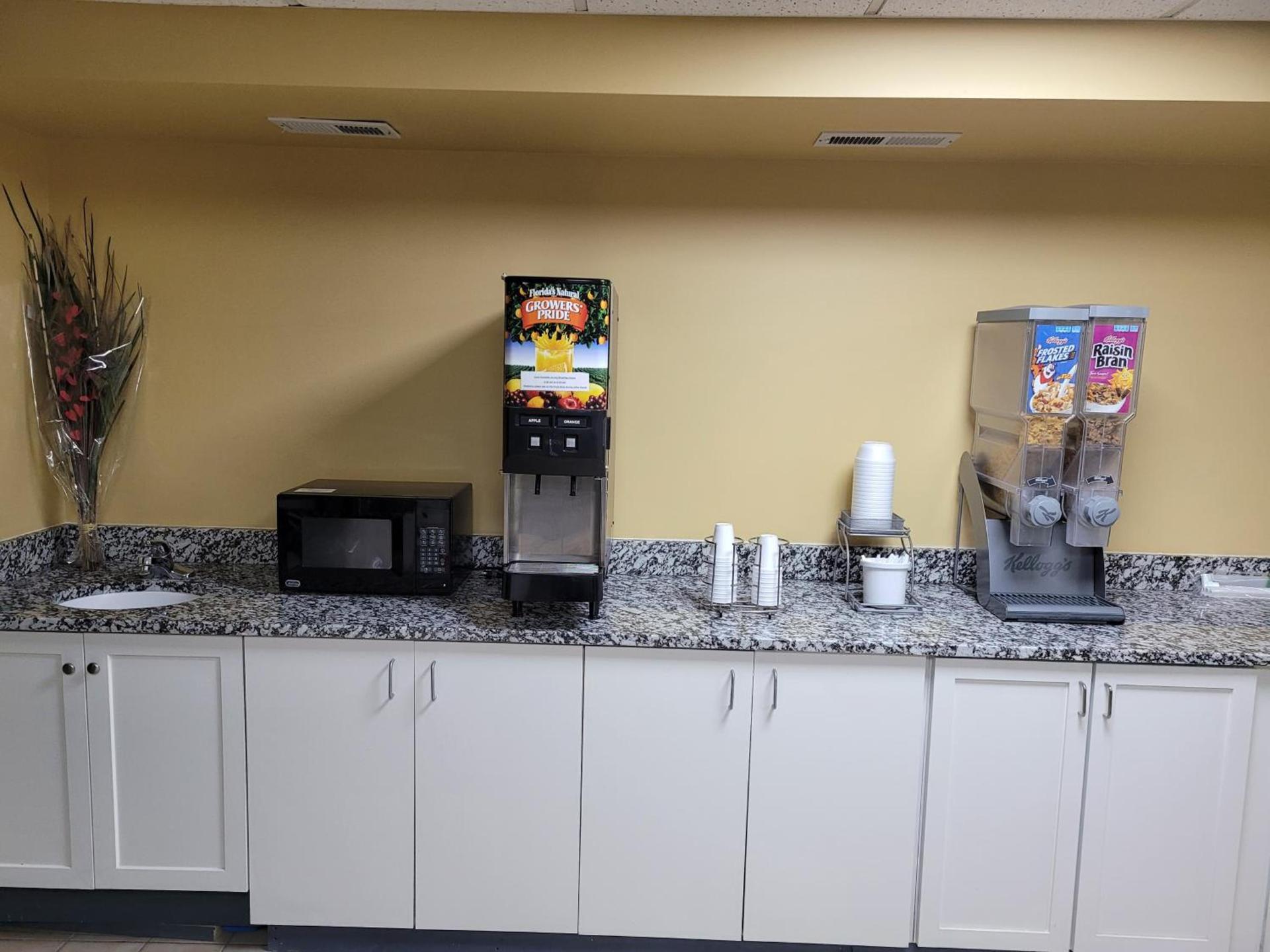 Super 8 by Wyndham Newcomerstown photo 42