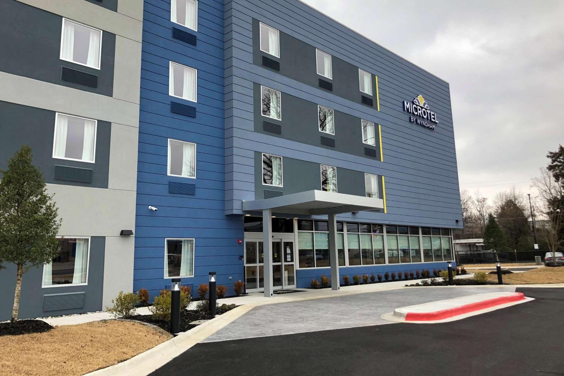 Microtel Inn & Suites by Wyndham Hot Springs photo 3