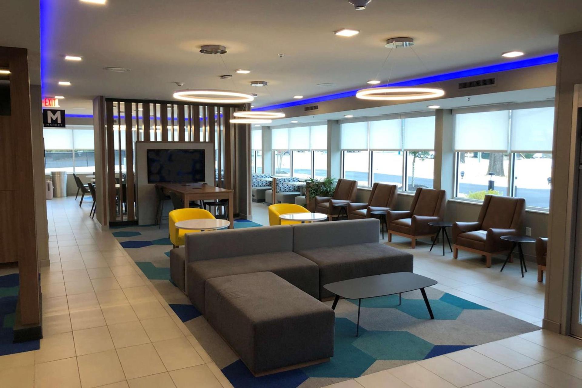 Microtel Inn & Suites by Wyndham Hot Springs photo 9
