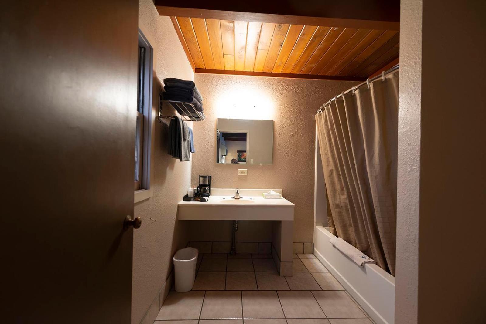 Cedar Inn photo 40