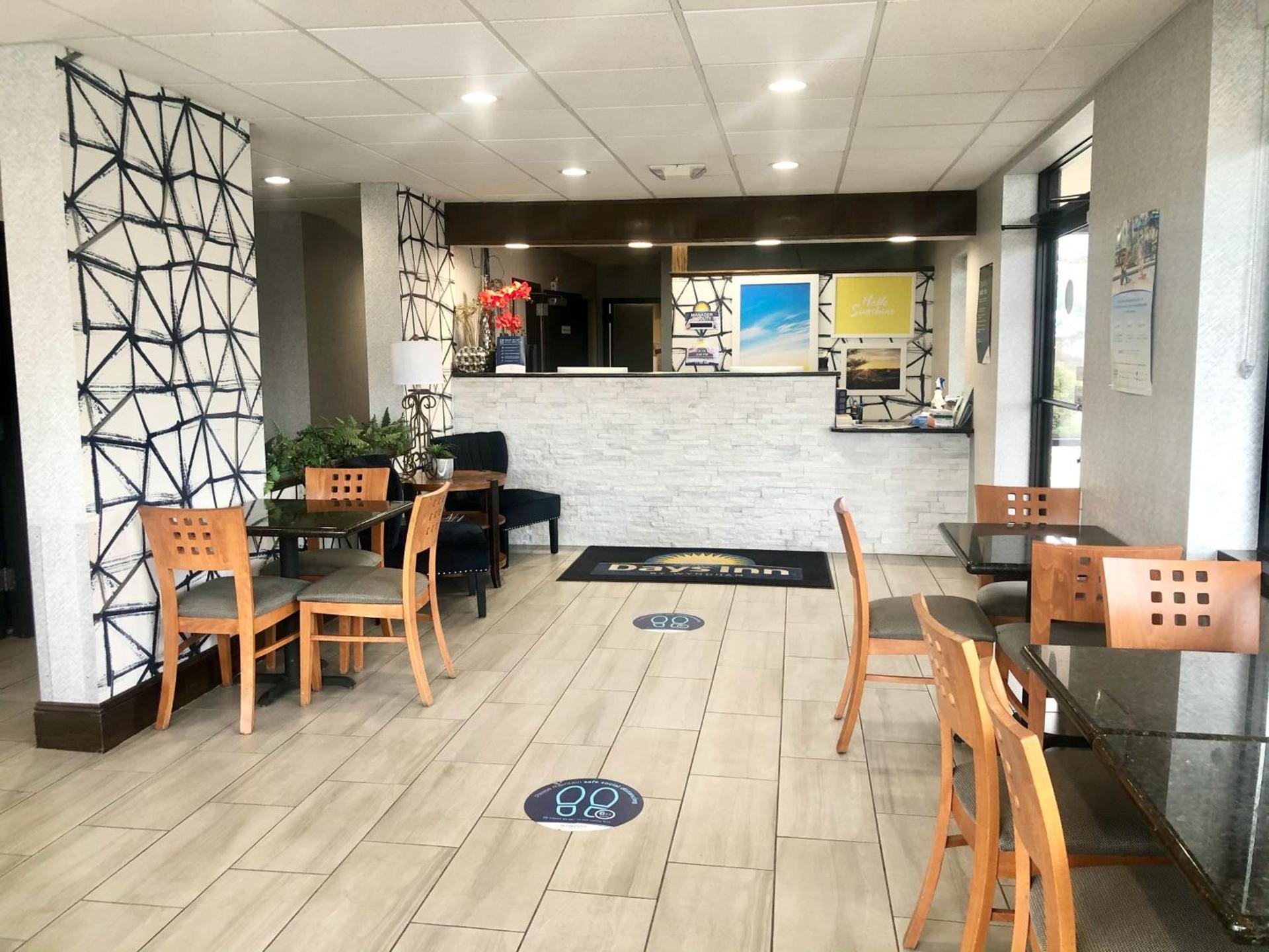Days Inn by Wyndham Asheville Downtown North photo 2
