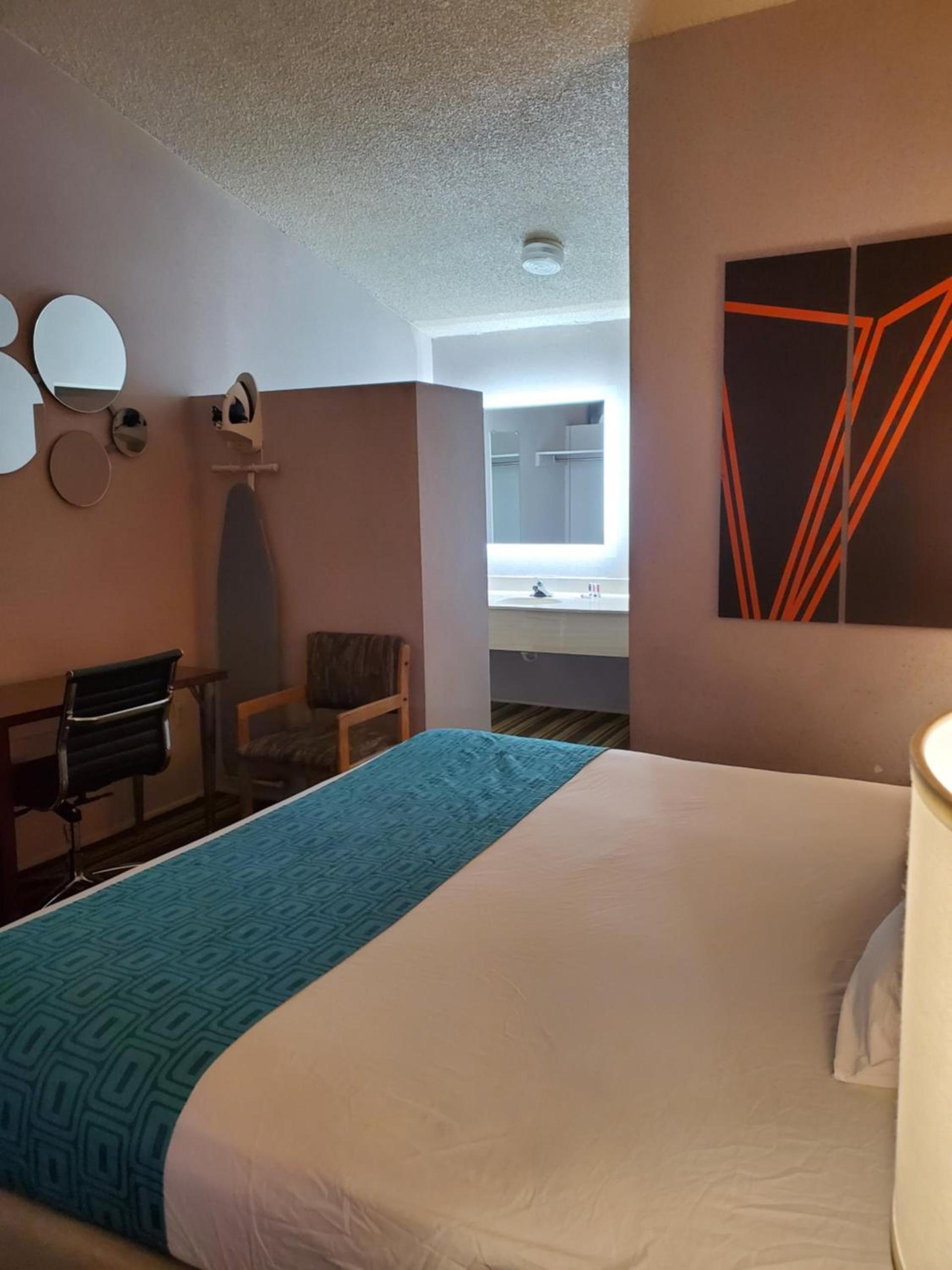 Howard Johnson by Wyndham Phoenix Airport/Downtown Area photo 36