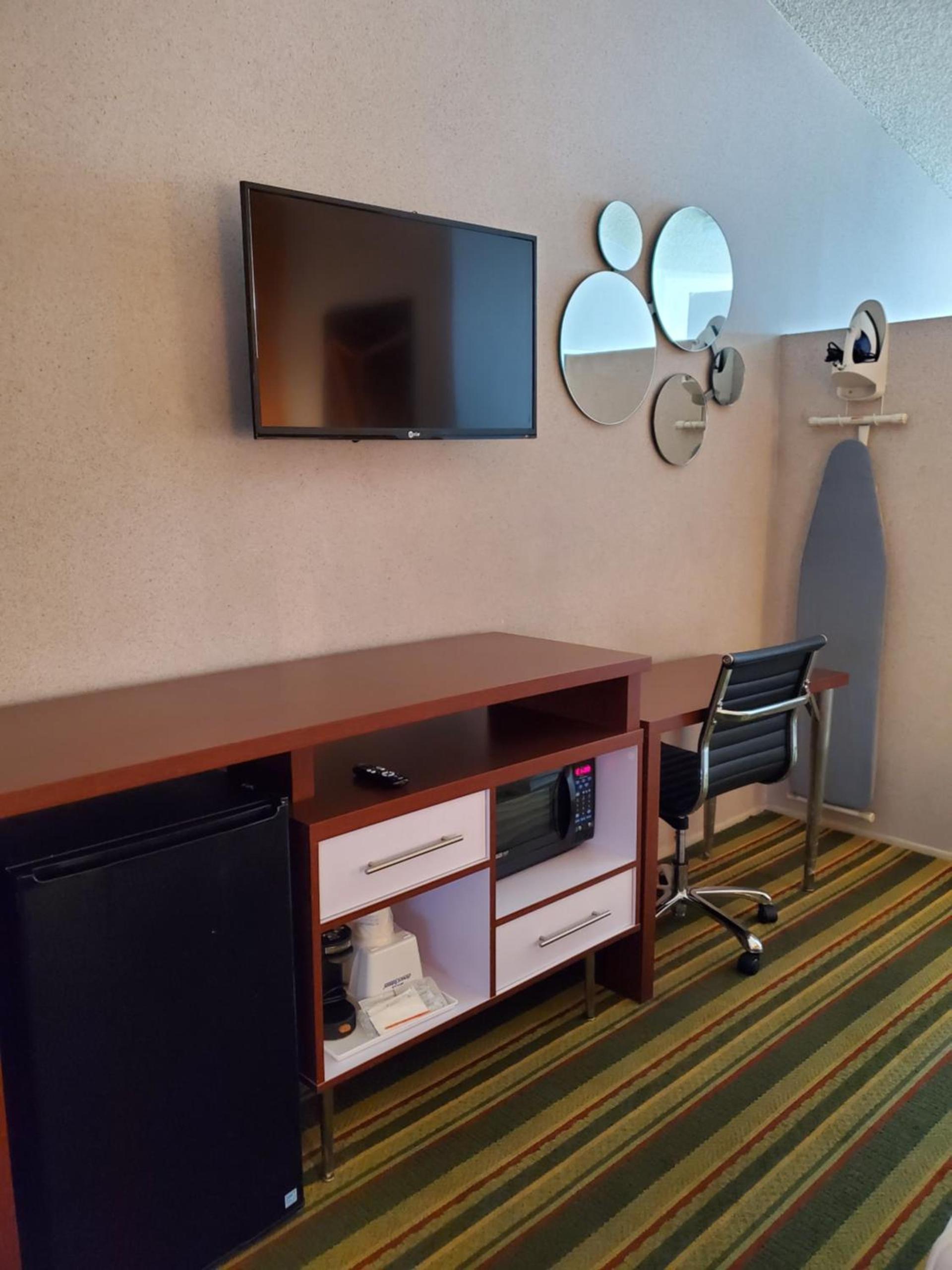 Howard Johnson by Wyndham Phoenix Airport/Downtown Area photo 34