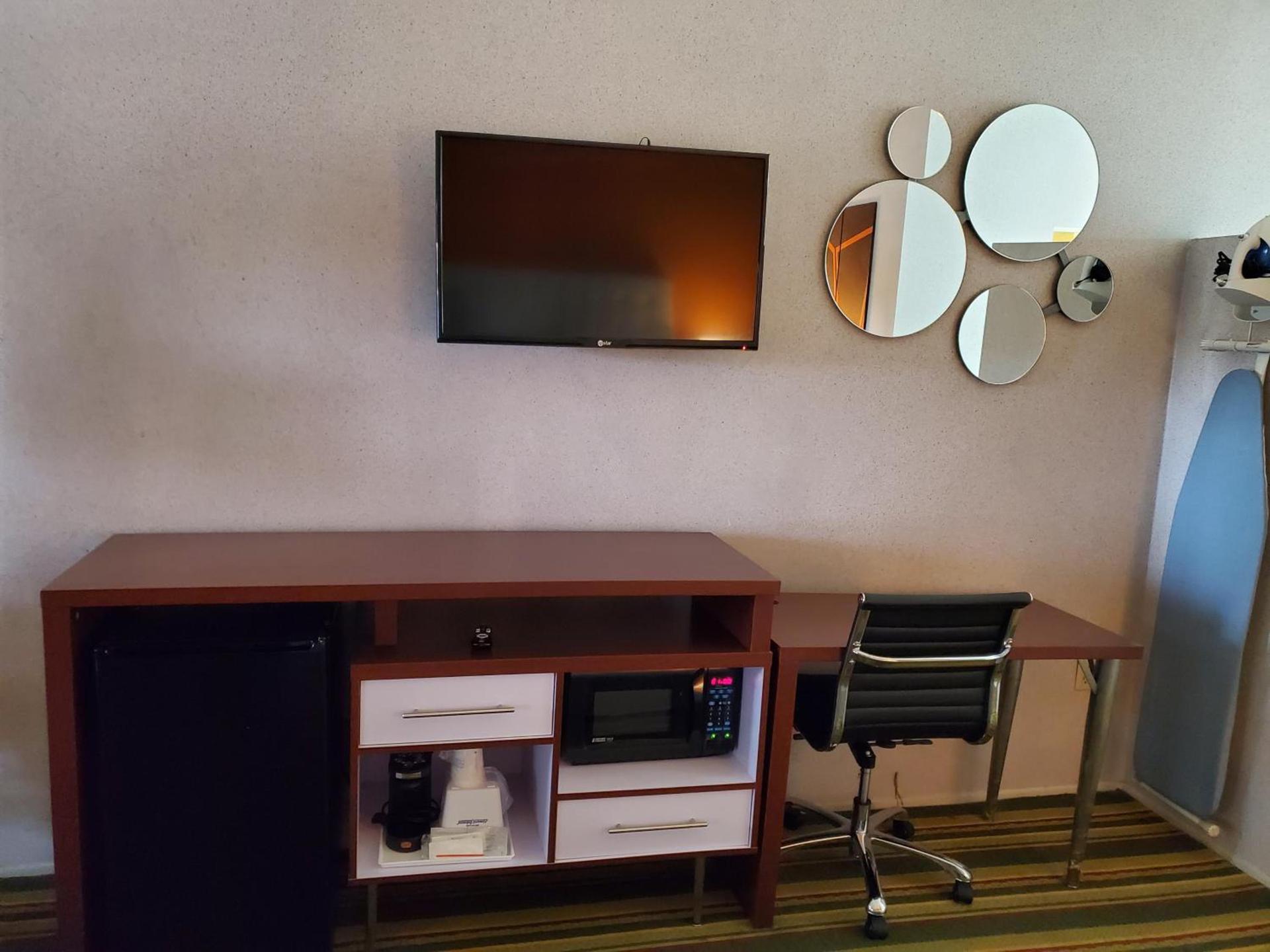 Howard Johnson by Wyndham Phoenix Airport/Downtown Area photo 31
