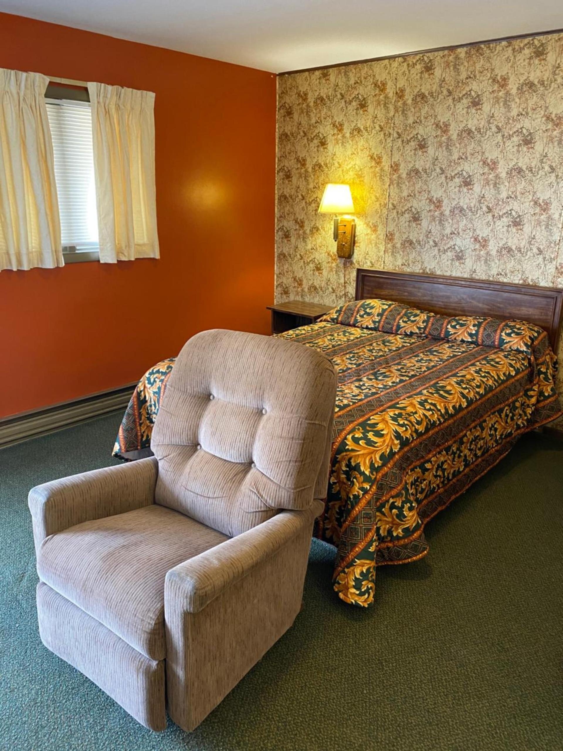 Burr Oak Motel photo 42