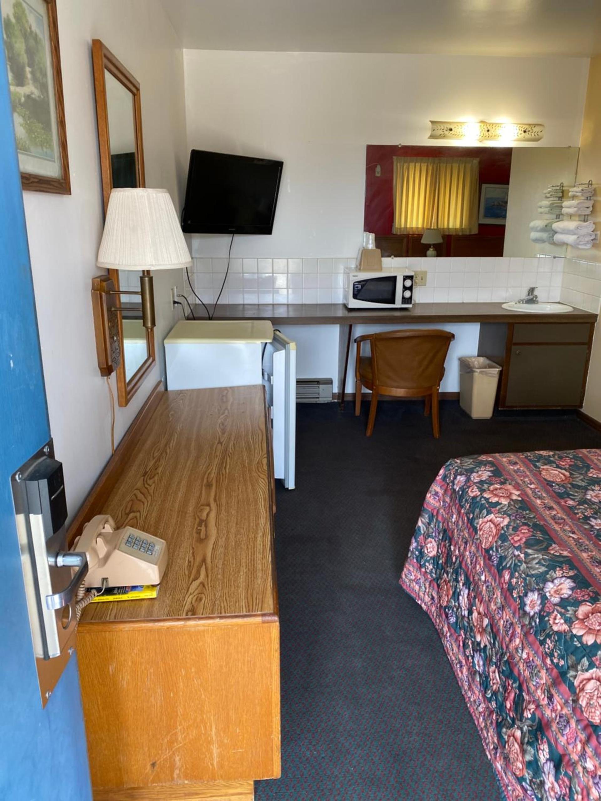 Burr Oak Motel photo 41