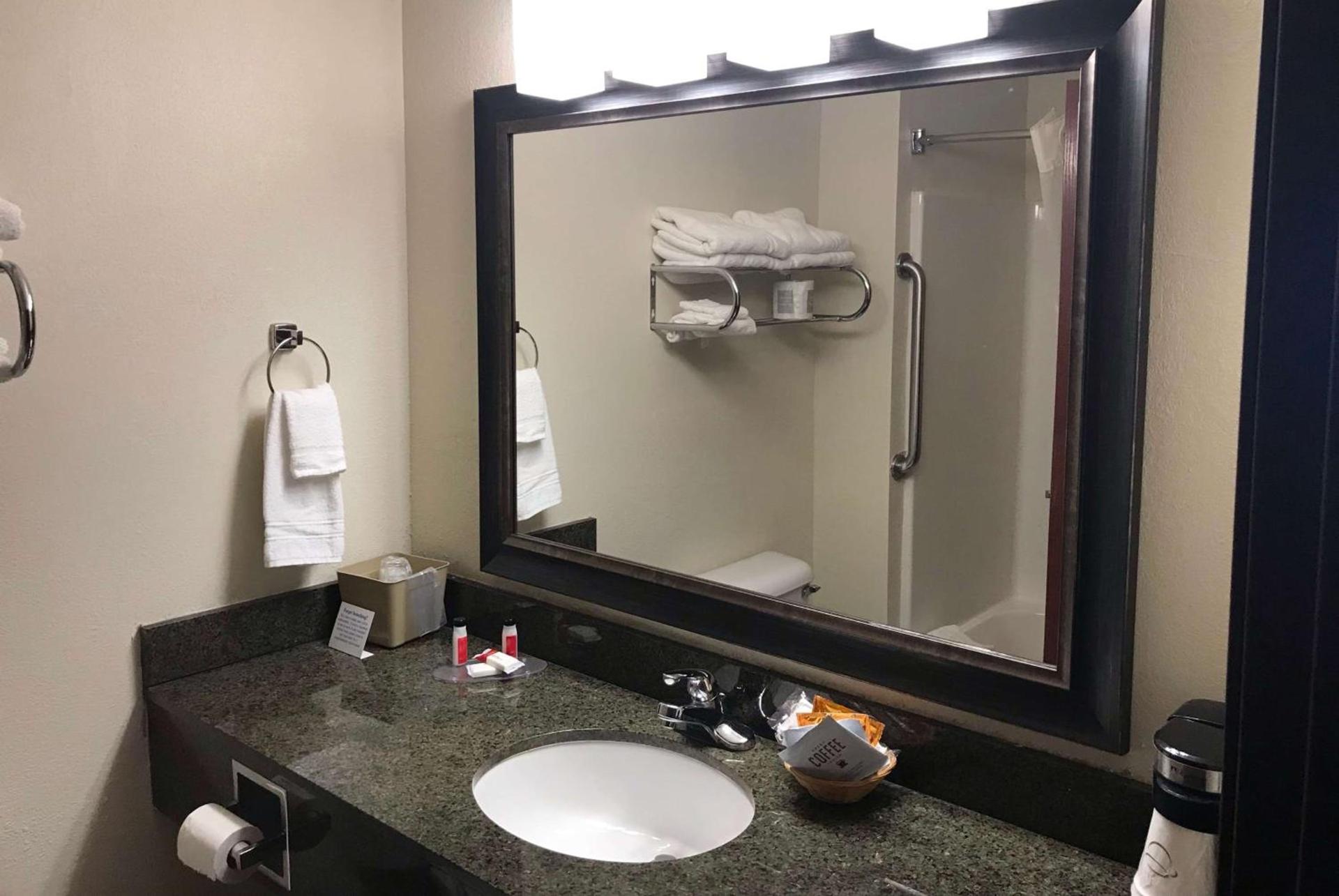 AmericInn by Wyndham Maquoketa photo 26