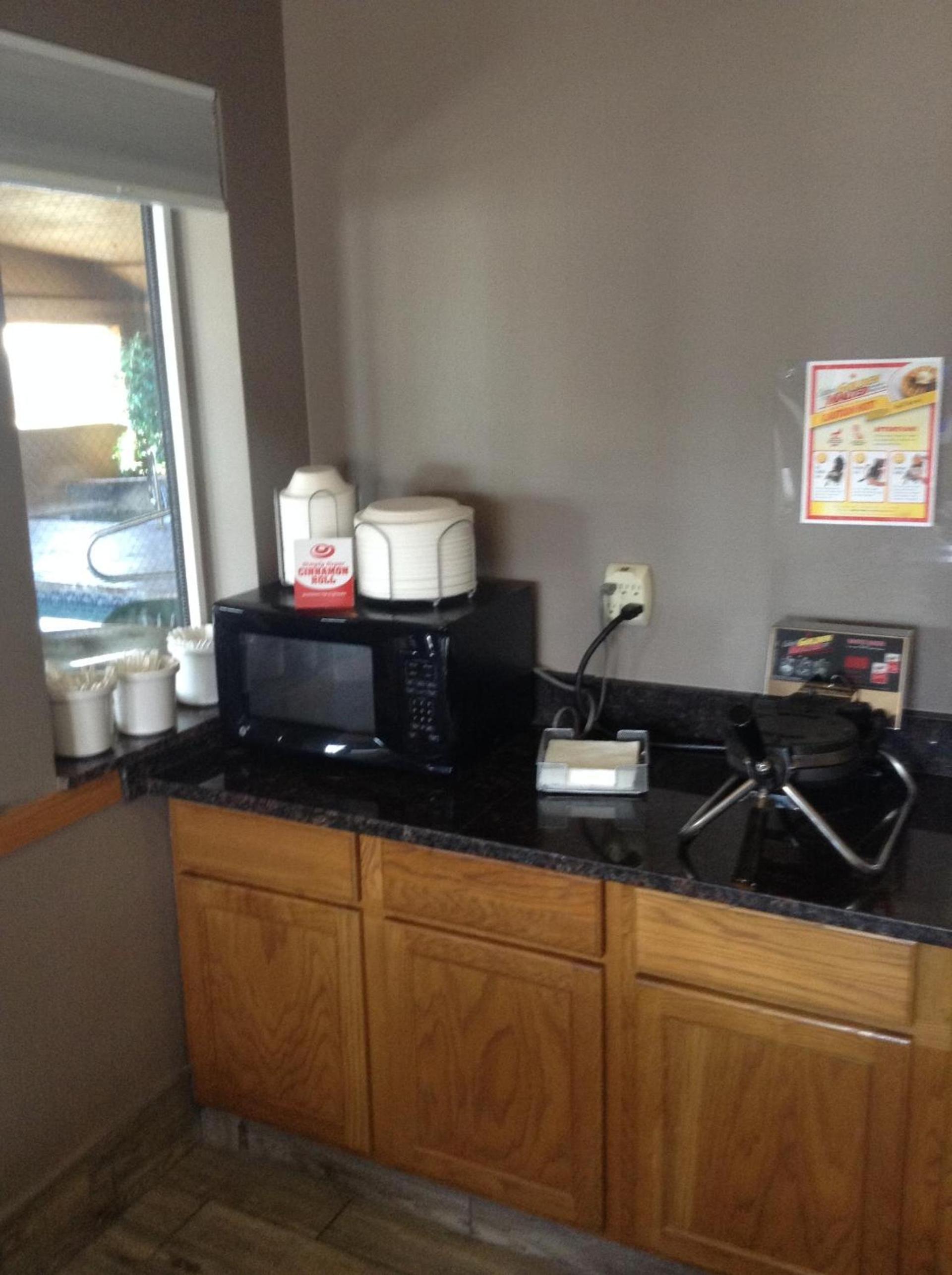 Super 8 by Wyndham Carroll/East photo 9
