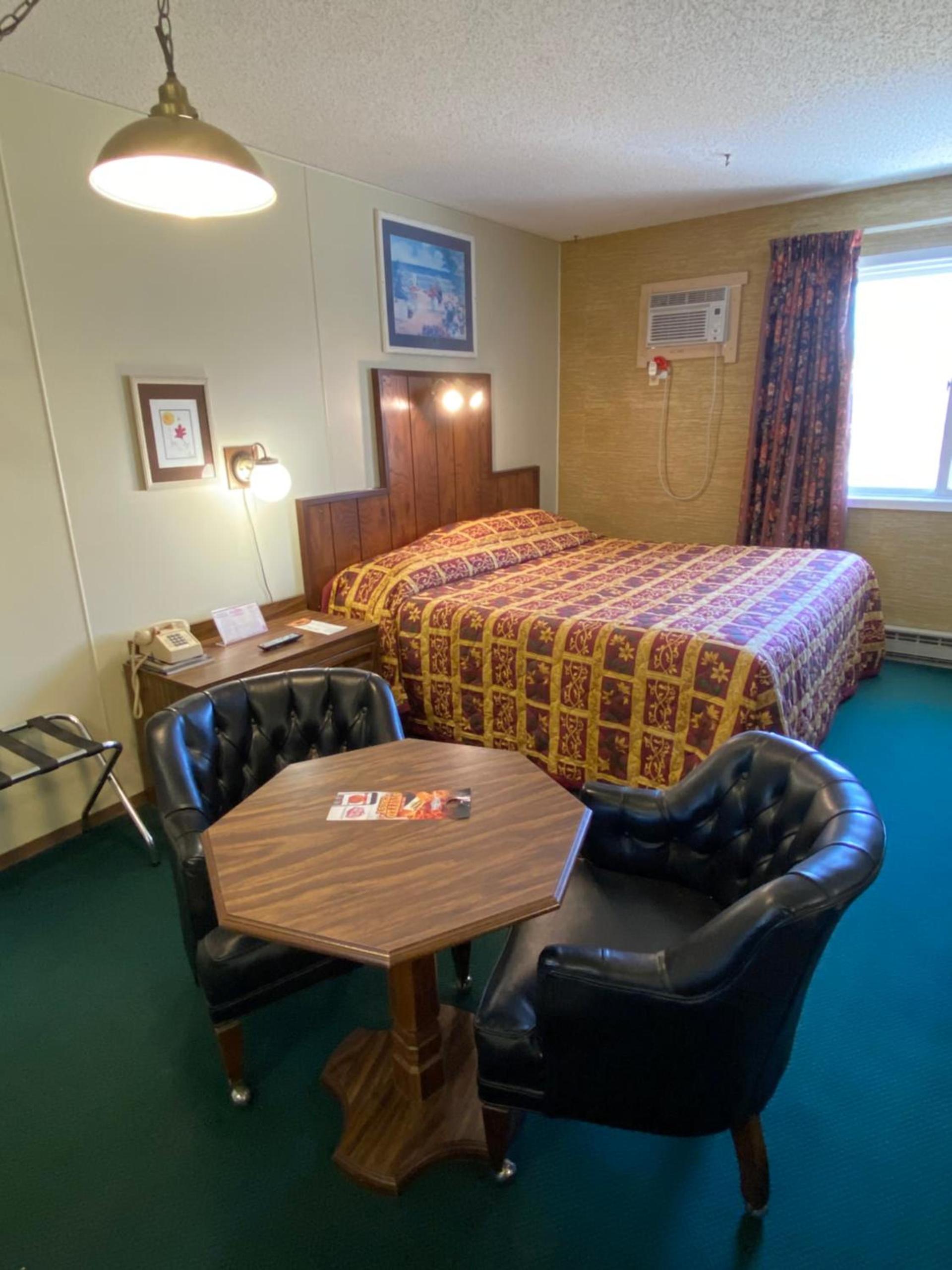 Burr Oak Motel photo 63