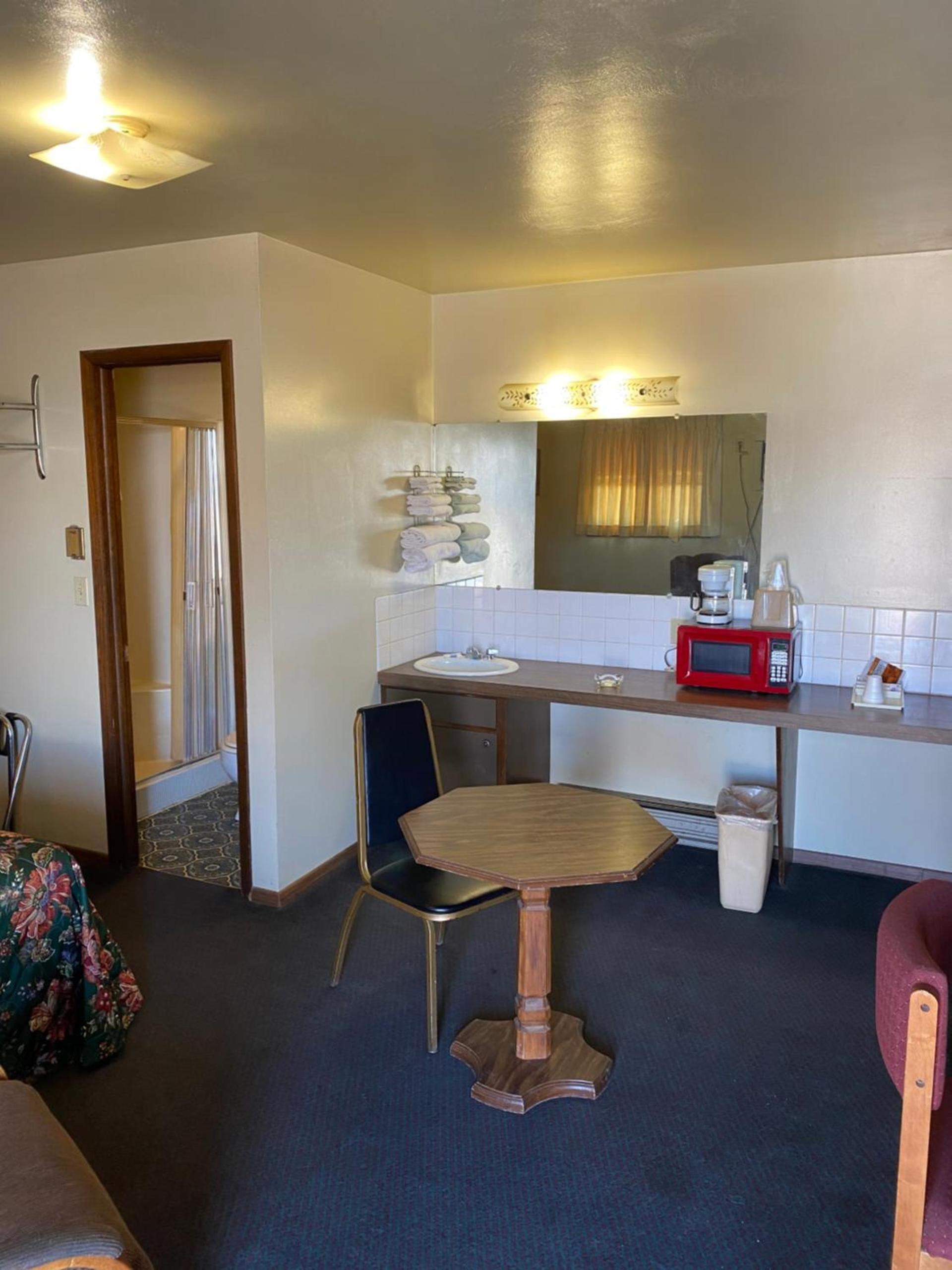 Burr Oak Motel photo 69