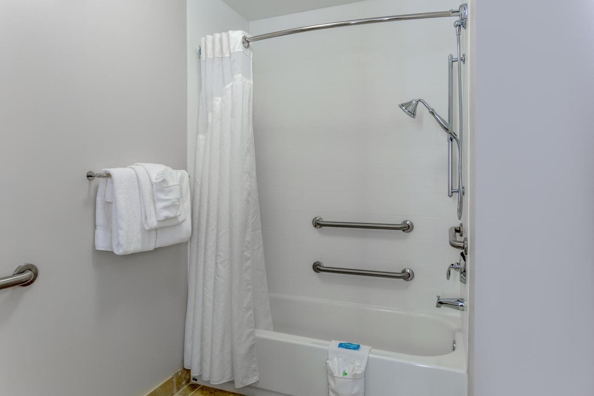 Holiday Inn Express & Suites Vandalia by IHG photo 7