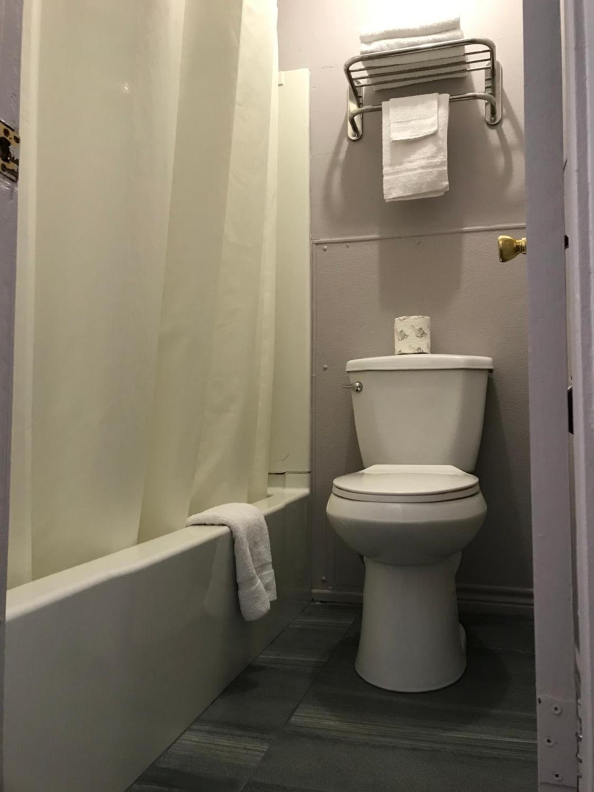 Budget Inn & Suites photo 15