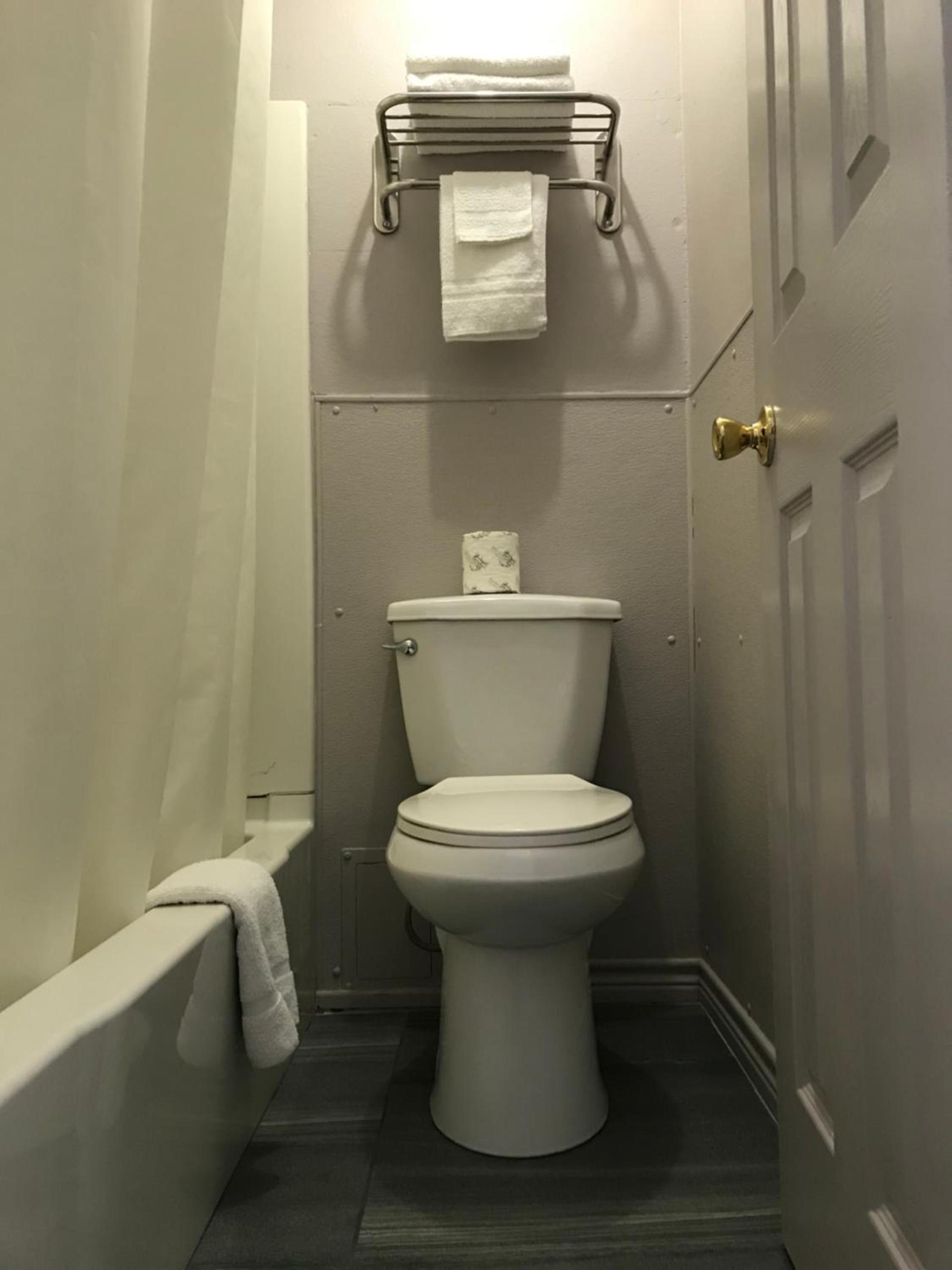 Budget Inn & Suites photo 13