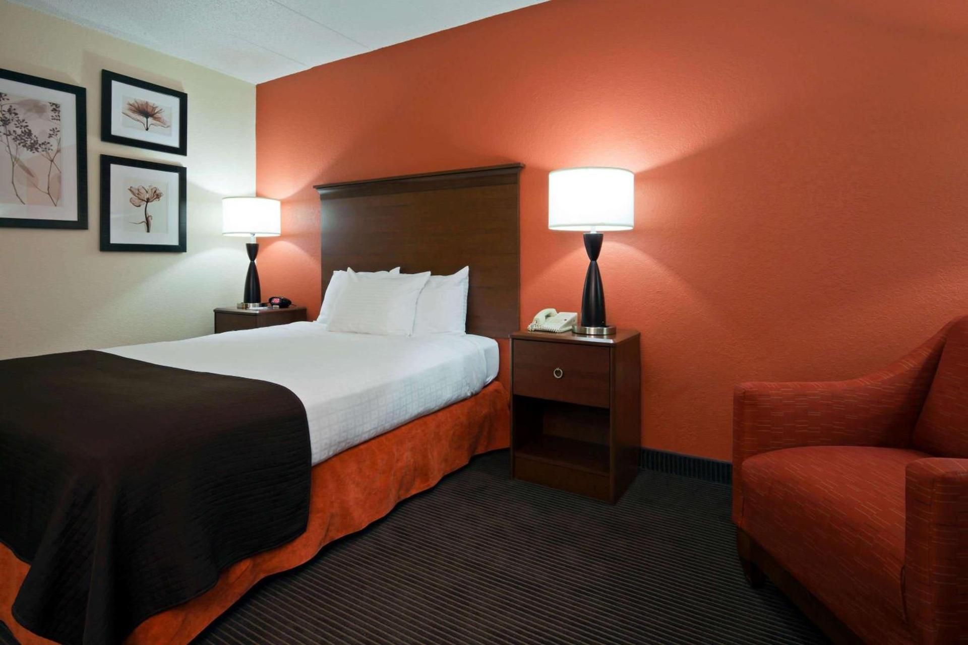 AmericInn by Wyndham Worthington photo 12