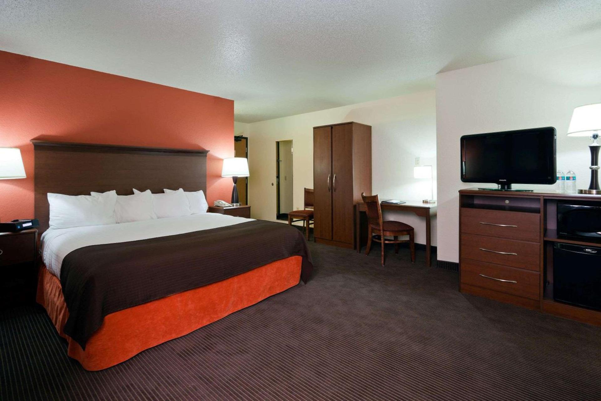 AmericInn by Wyndham Worthington photo 17
