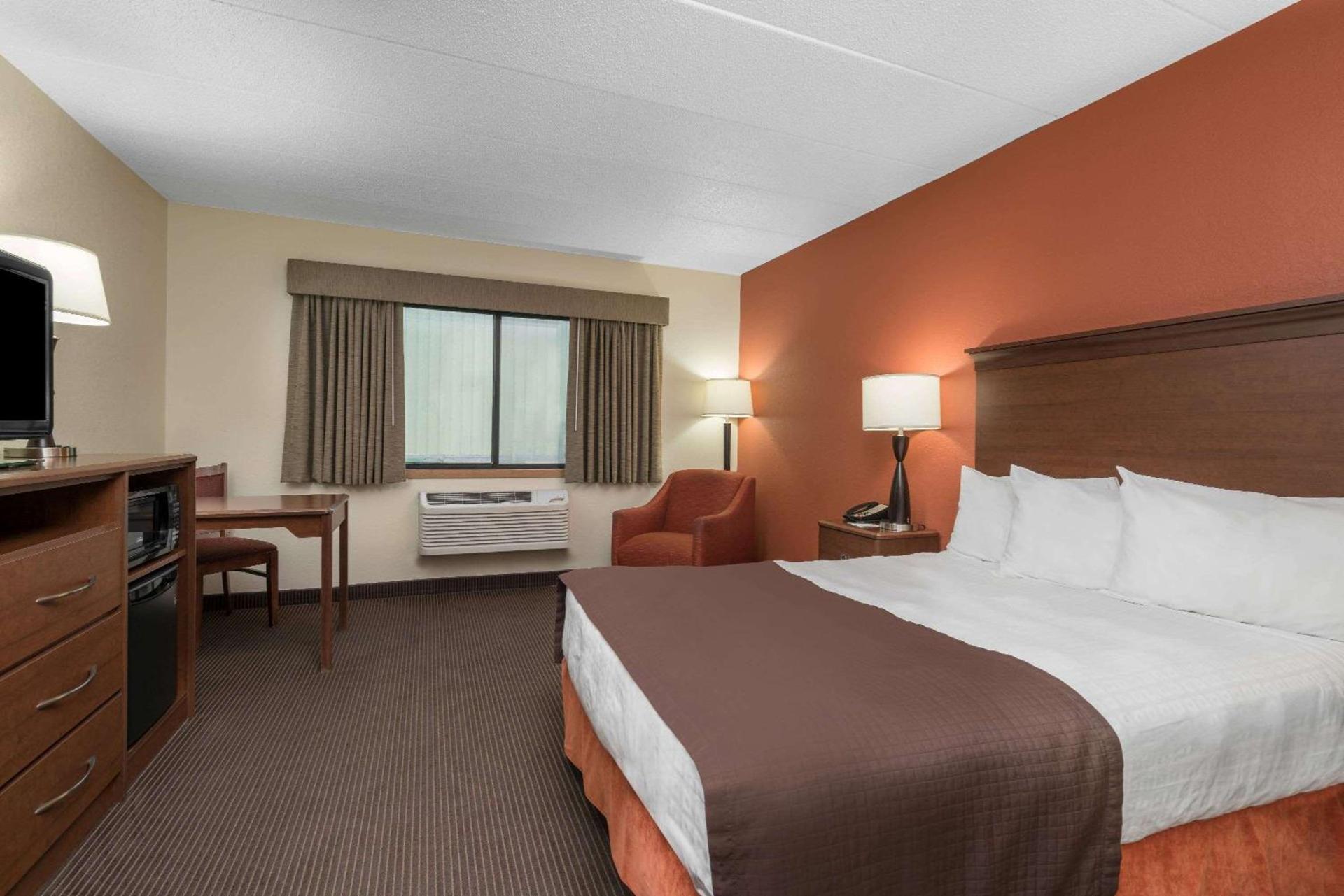 AmericInn by Wyndham Worthington photo 21