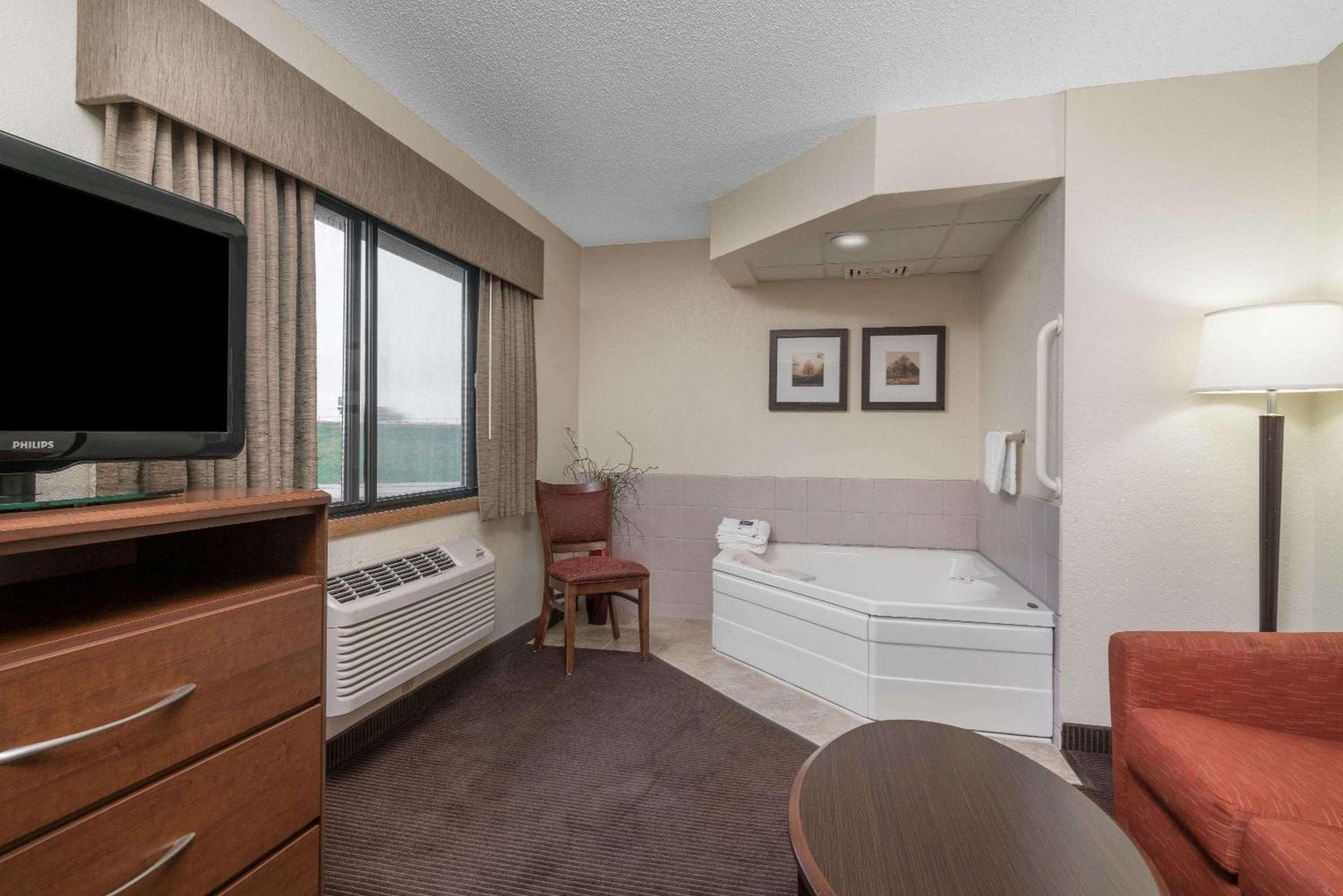 AmericInn by Wyndham Worthington photo 22