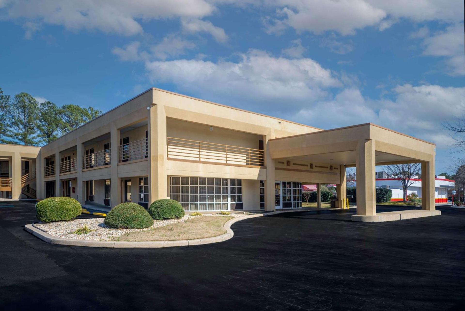 Days Inn by Wyndham Atlanta Stone Mountain photo 2