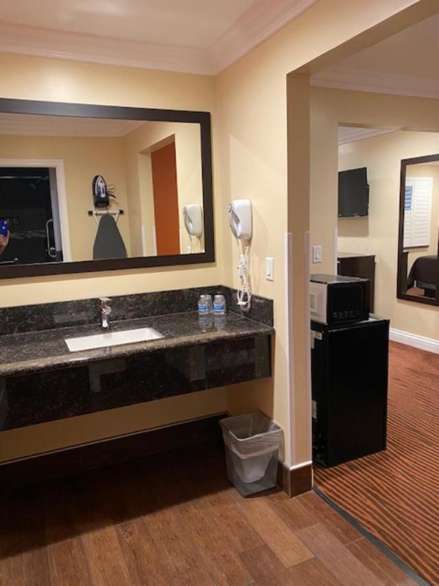 Convention Center Inn & Suites photo 8