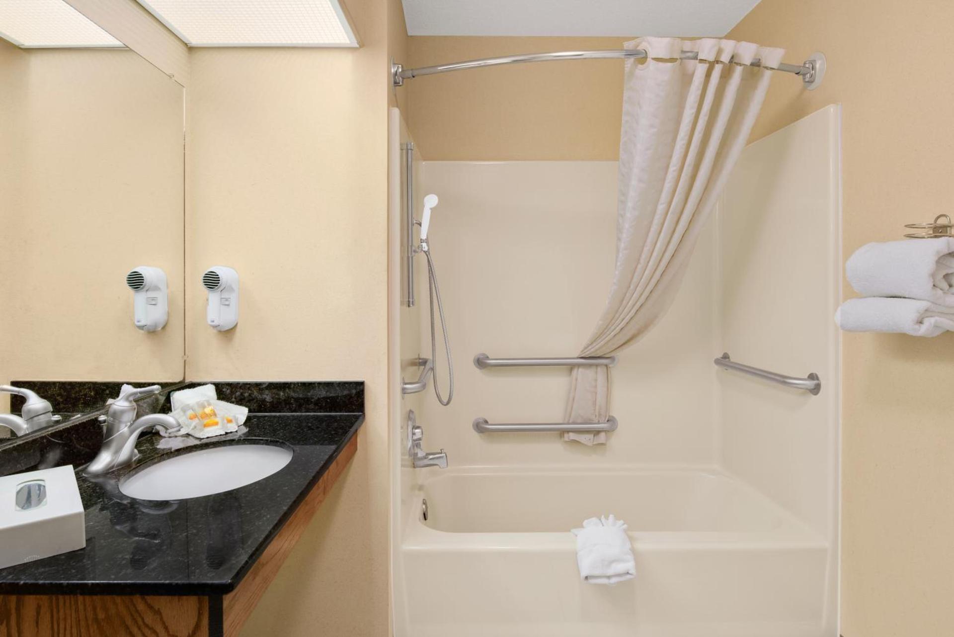 Days Inn by Wyndham Americus photo 31