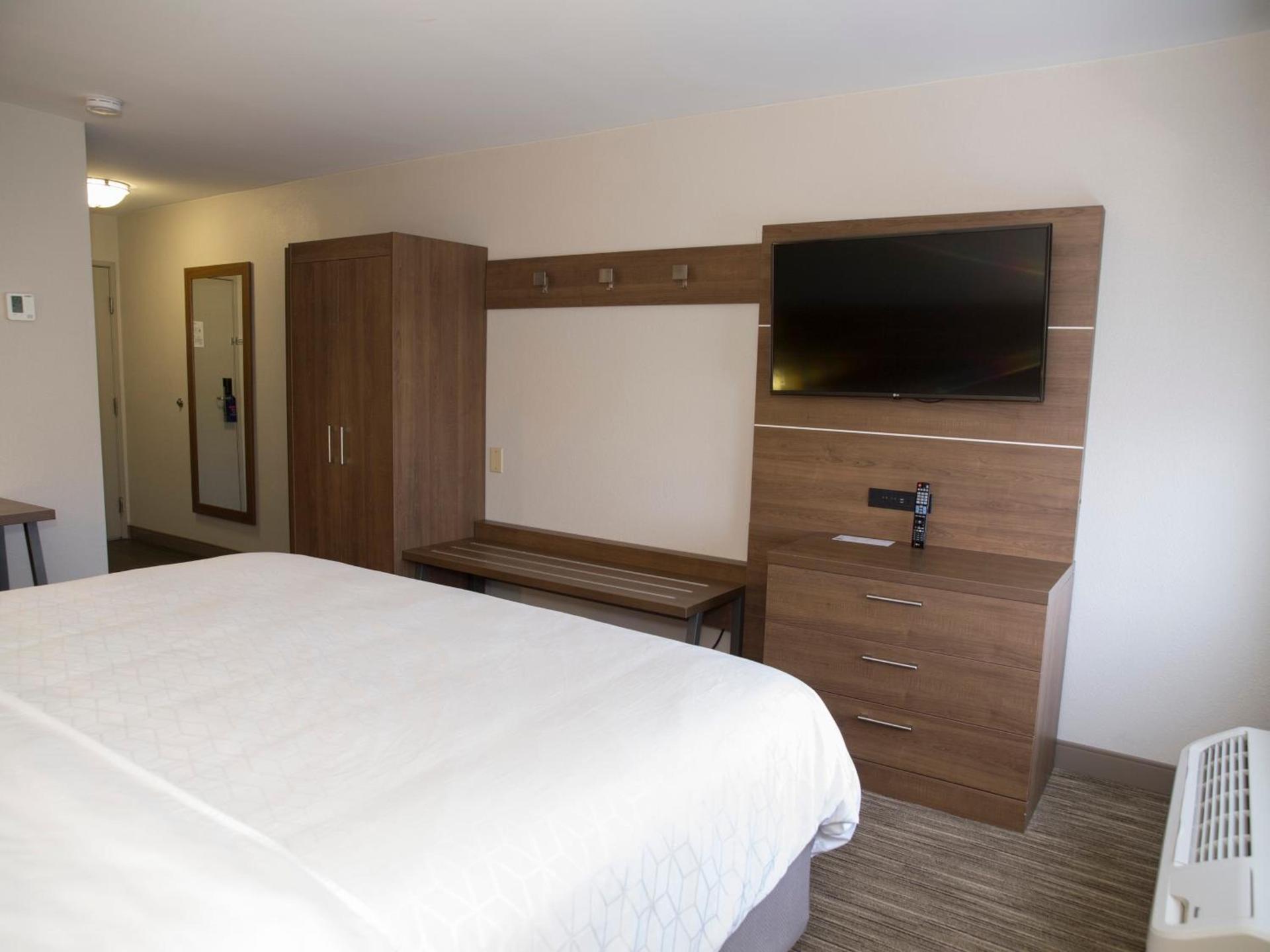 Holiday Inn Express Hotel & Suites Madison by IHG photo 57
