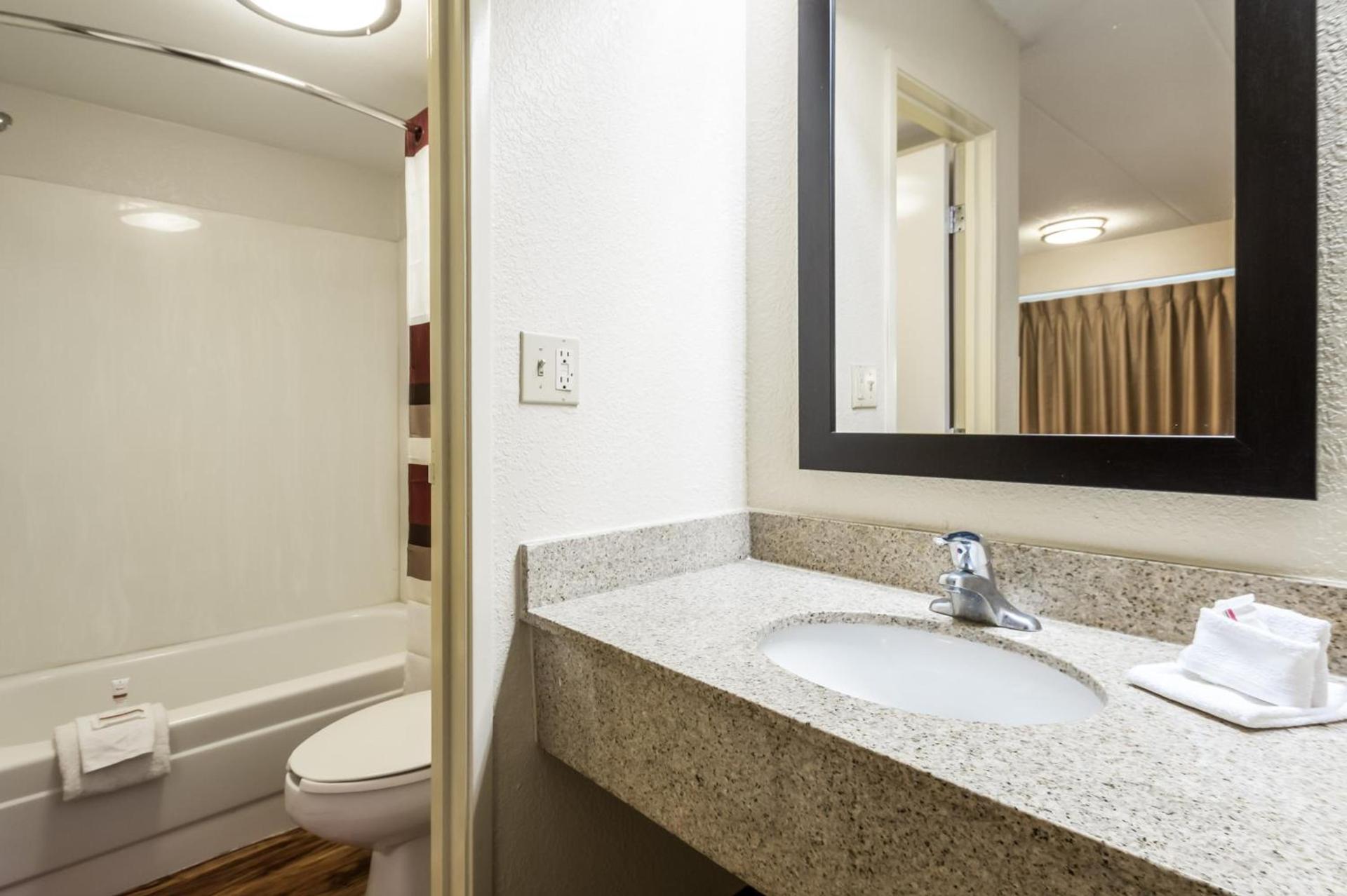 Red Roof Inn Edison photo 24