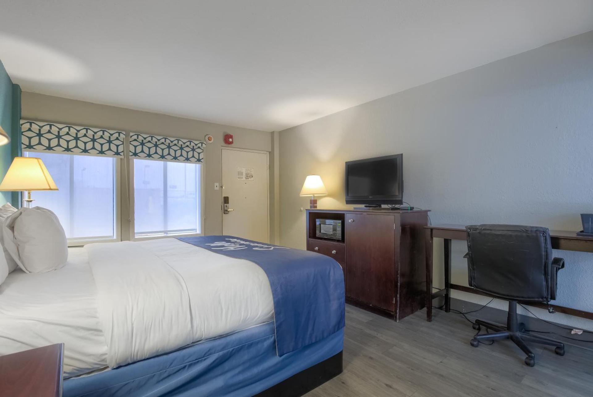 Days Inn by Wyndham Mobile I-65 photo 25